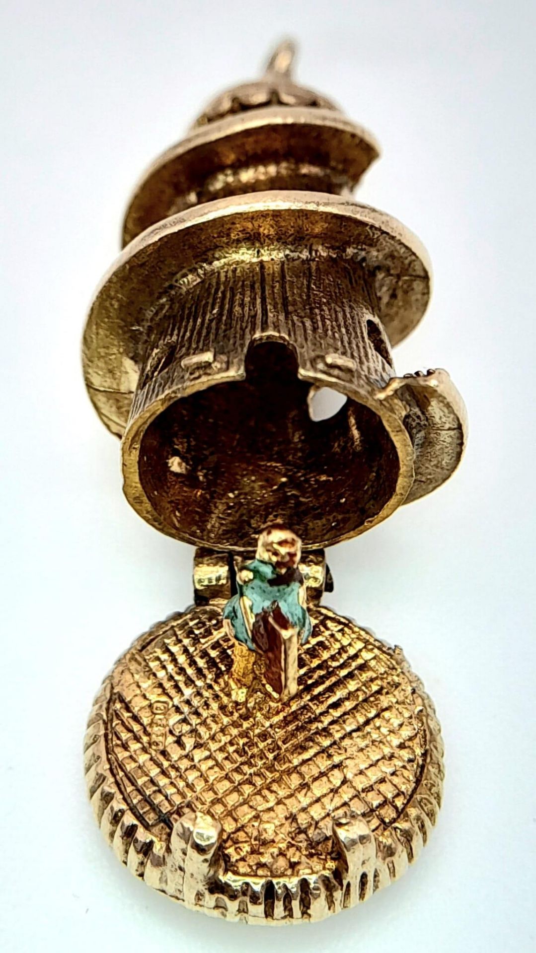 A 9K YELLOW GOLD FANCY SLIDE CHARM - WHICH OPENS TO REVEAL A CHILD INSIDE. 5G. - Image 3 of 4