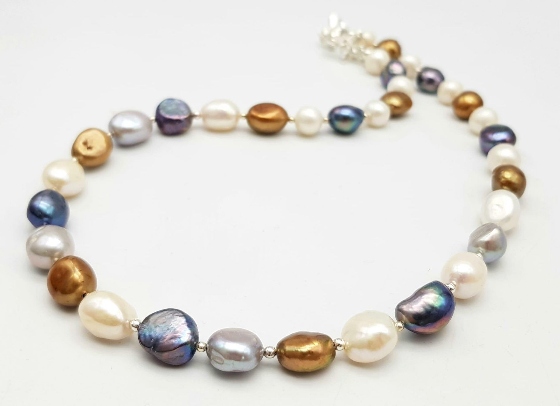 A natural, multi-coloured pearl necklace, bracelet and earrings set, in a presentation box. Necklace - Bild 8 aus 12