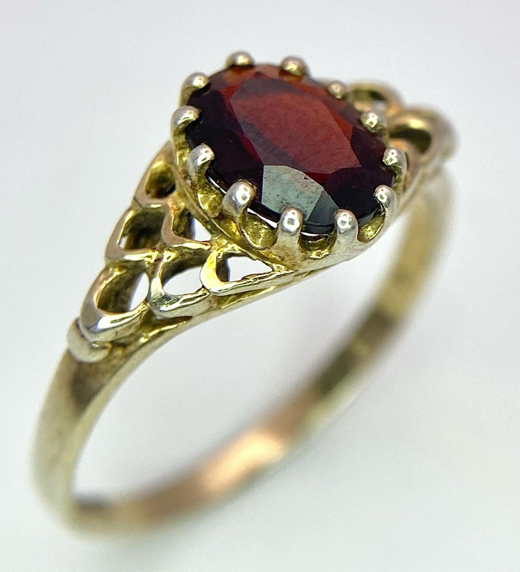 A 9K GOLD RING WITH GARNET CENTRE STONE . 2.1gms size O - Image 4 of 13