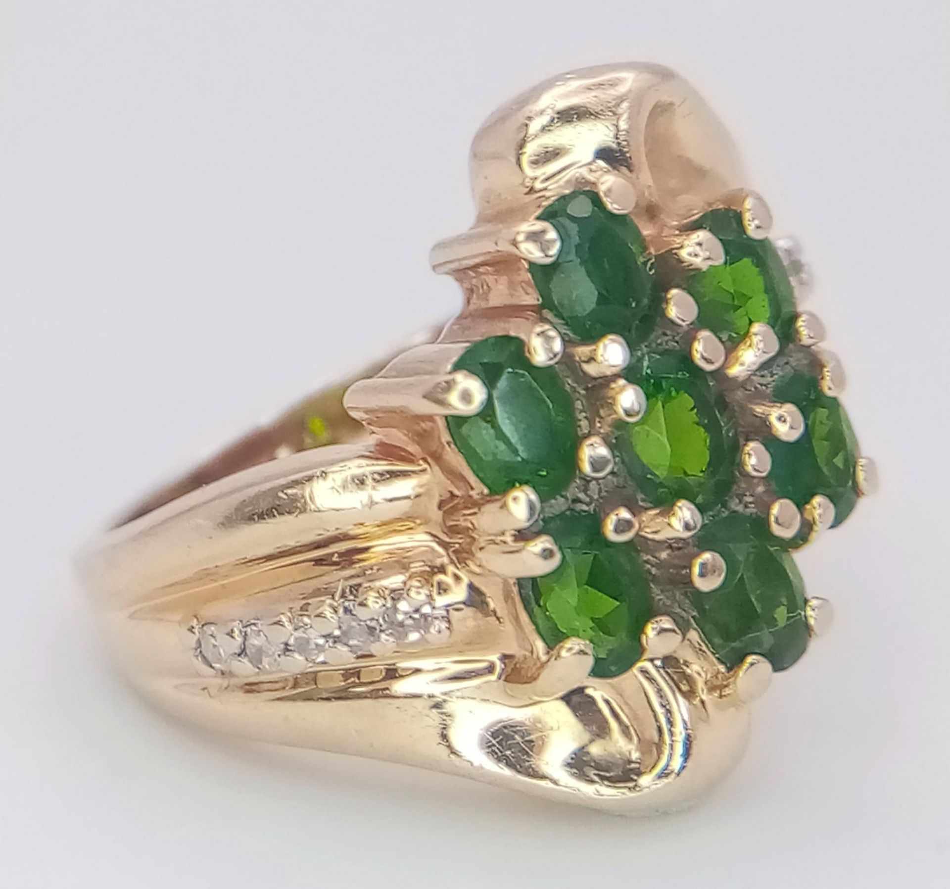 A 14K Yellow Gold, Diamond and Green Stone Ring. Size M, 6.5g total weight. Ref: SC 7073 - Image 6 of 11