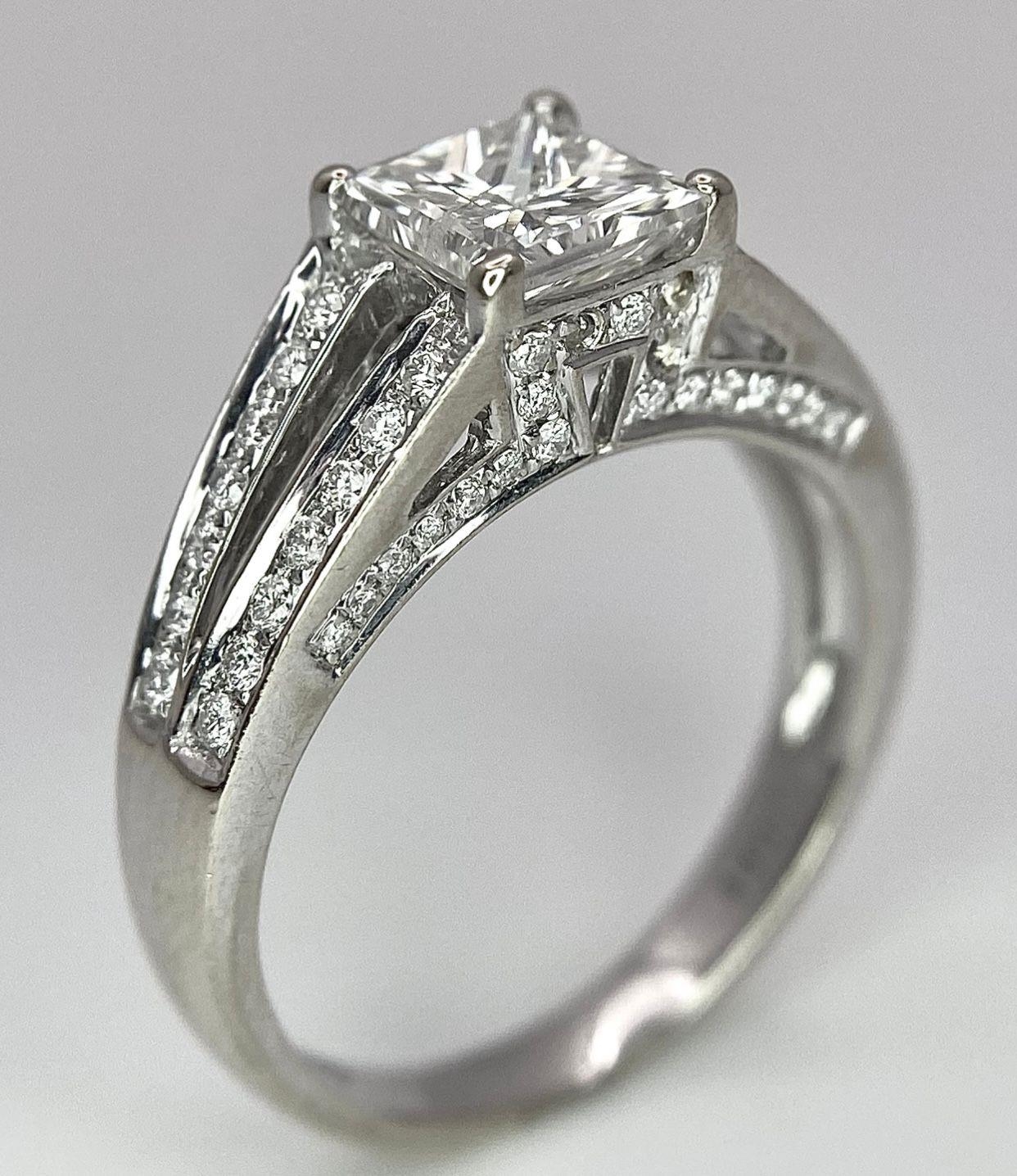 An 18K White Gold Diamond Ring. Central VS2 1ct Princess Cut Near White Diamond with Round Cut - Image 4 of 10
