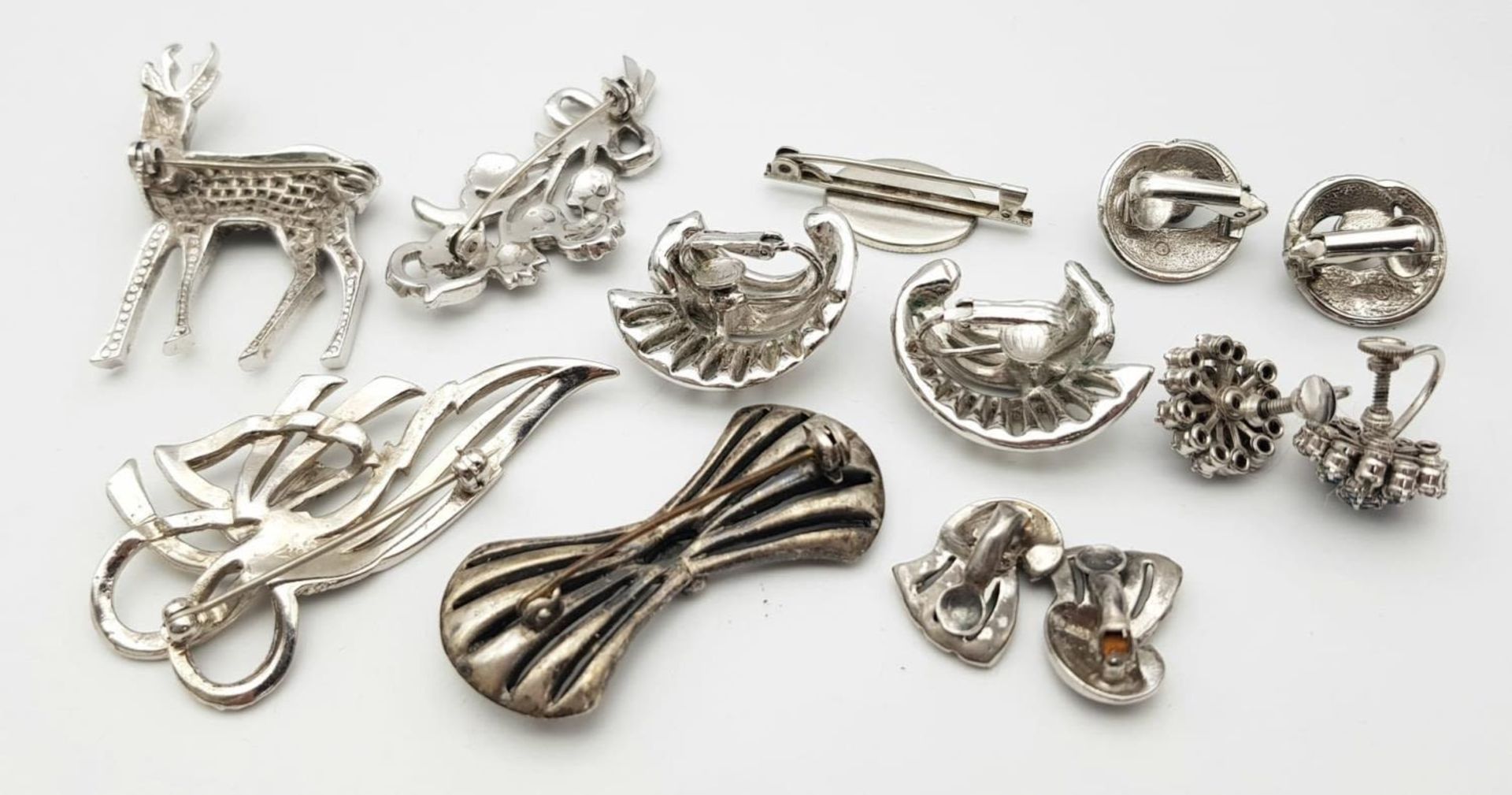 An Art Deco Style White Metal Jewellery Lot. Comprising of four pairs of earrings, and five - Image 14 of 14