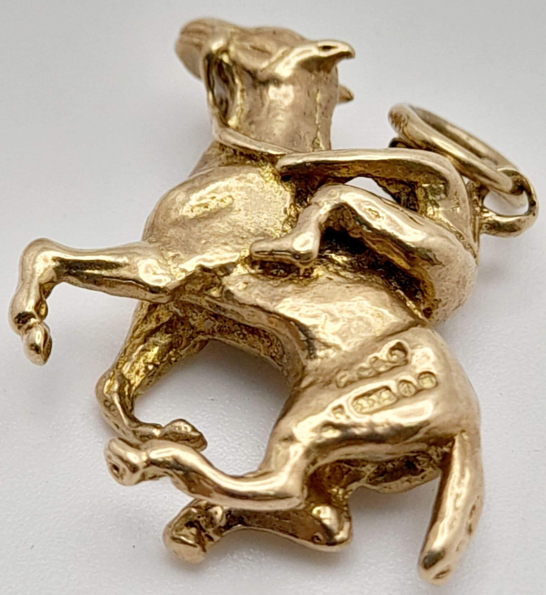 A Jockey and Racehorse 9k Yellow Gold Pendant/Charm. 2.5cm. 4.9g - Image 2 of 9