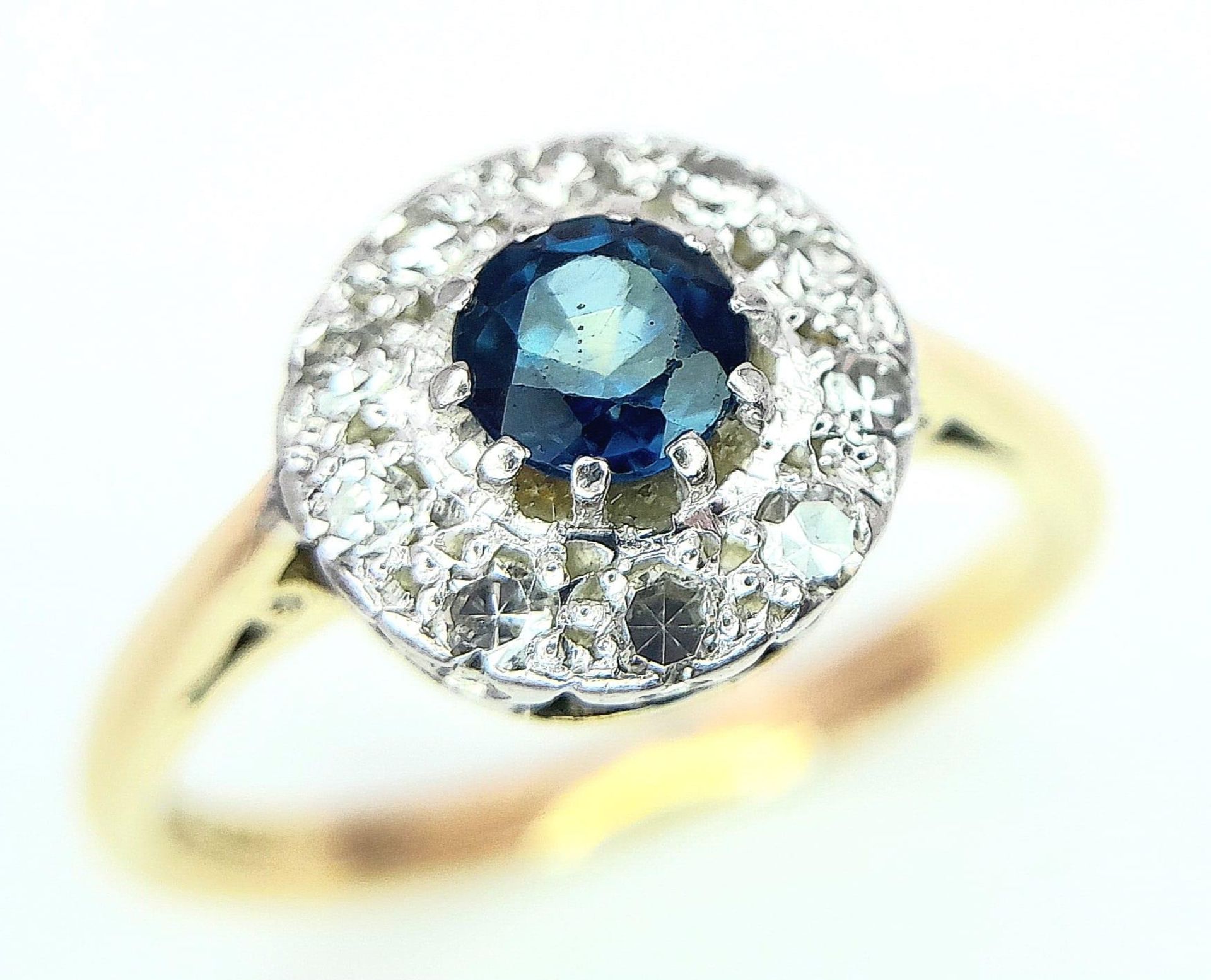 A VINTAGE 18K YELLOW GOLD, PLATINUM DIAMOND & SAPPHIRE CLUSTER RING. 3.9G. SIZE M - Bild 4 aus 6