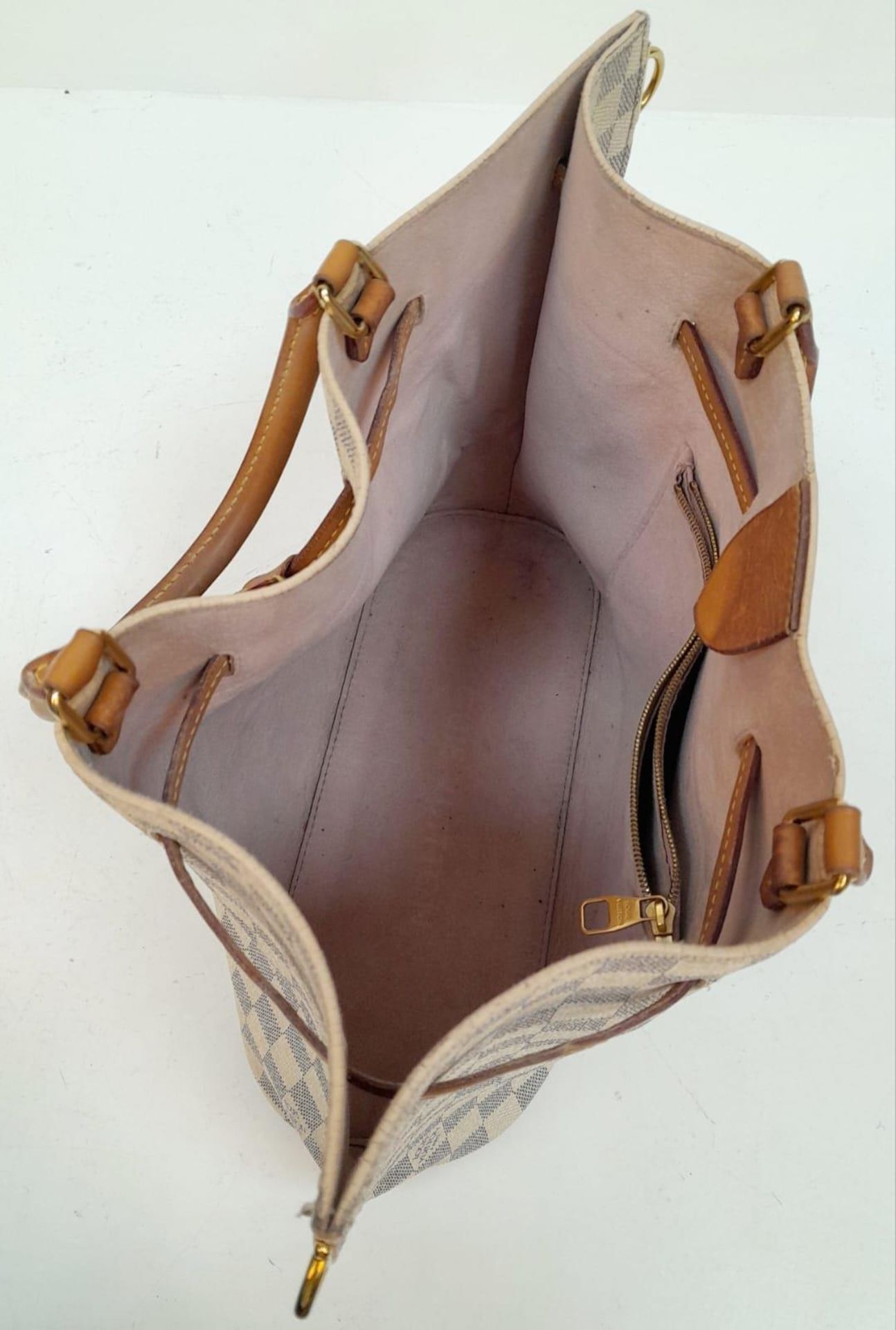 A Louis Vuitton Damier Azur Girolata Bag. Leather exterior with gold-toned hardware, 2 rolled - Bild 6 aus 9