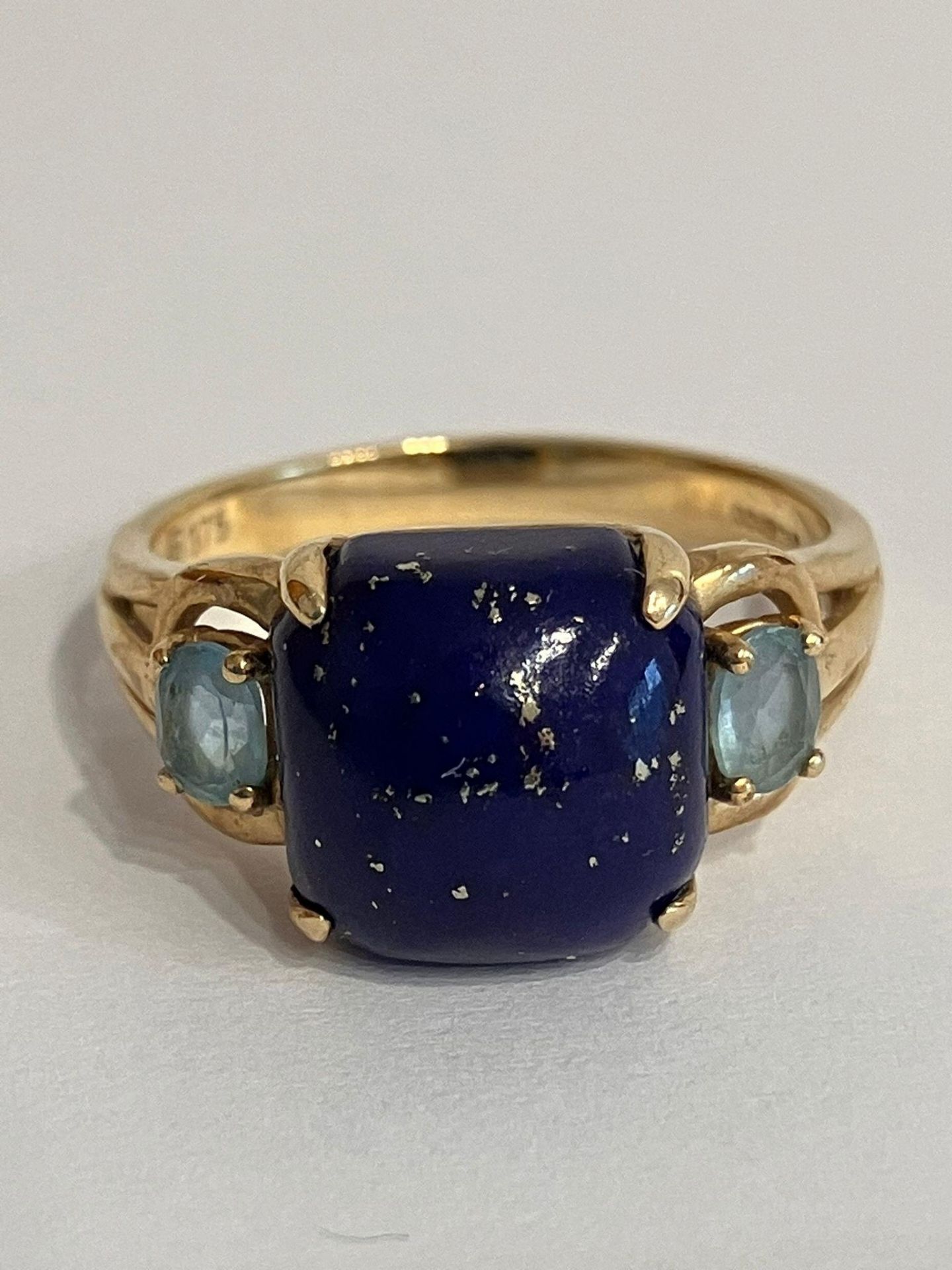 Beautiful 9 carat GOLD and LAPIS LAZULI RING. Having a large polished LAPIS GEMSTONE set to top - Image 2 of 2