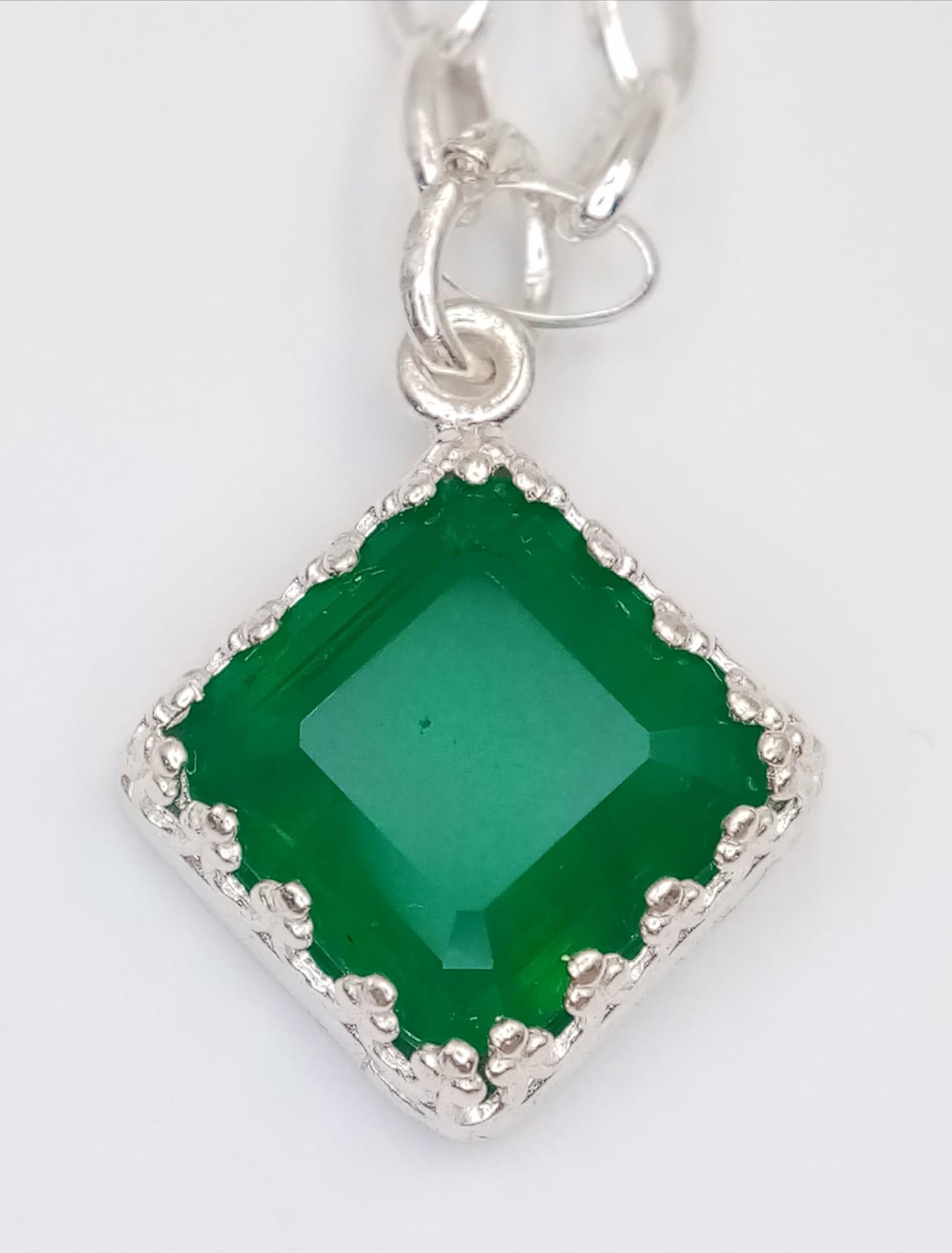 A sterling silver chain necklace with a synthetic emerald pendant, chain length: 42 cm, total - Image 5 of 7