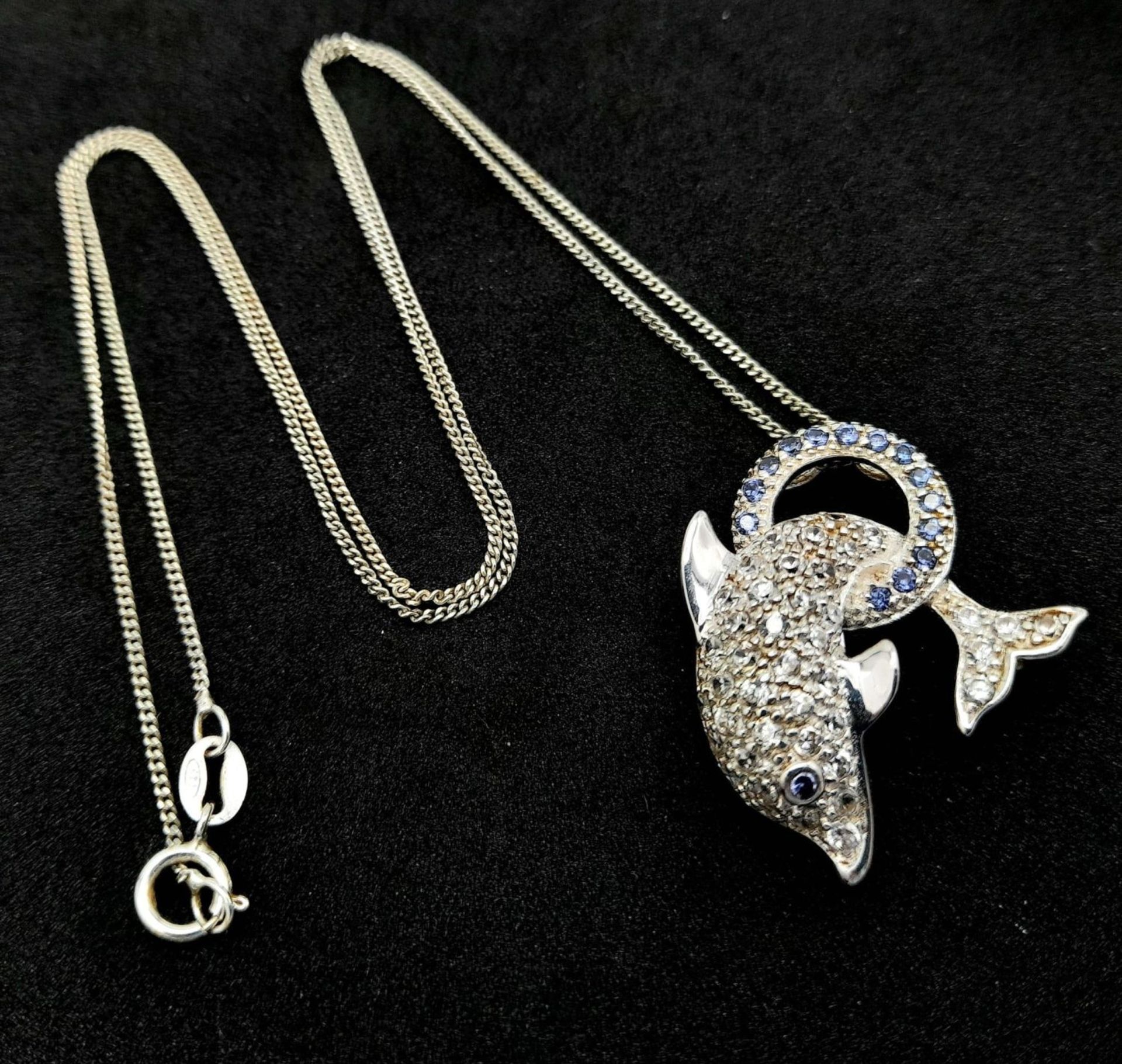 An Unworn Sterling Silver Stone Set Dolphin Pendant Necklace in Presentation Box. 46cm Length. - Bild 3 aus 14