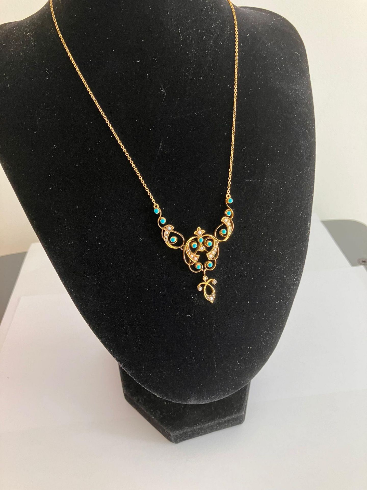 Magnificent Antique Edwardian 15 carat GOLD PENDANT NECKLACE Set with Seed Pearls and Turquoise. - Bild 4 aus 4