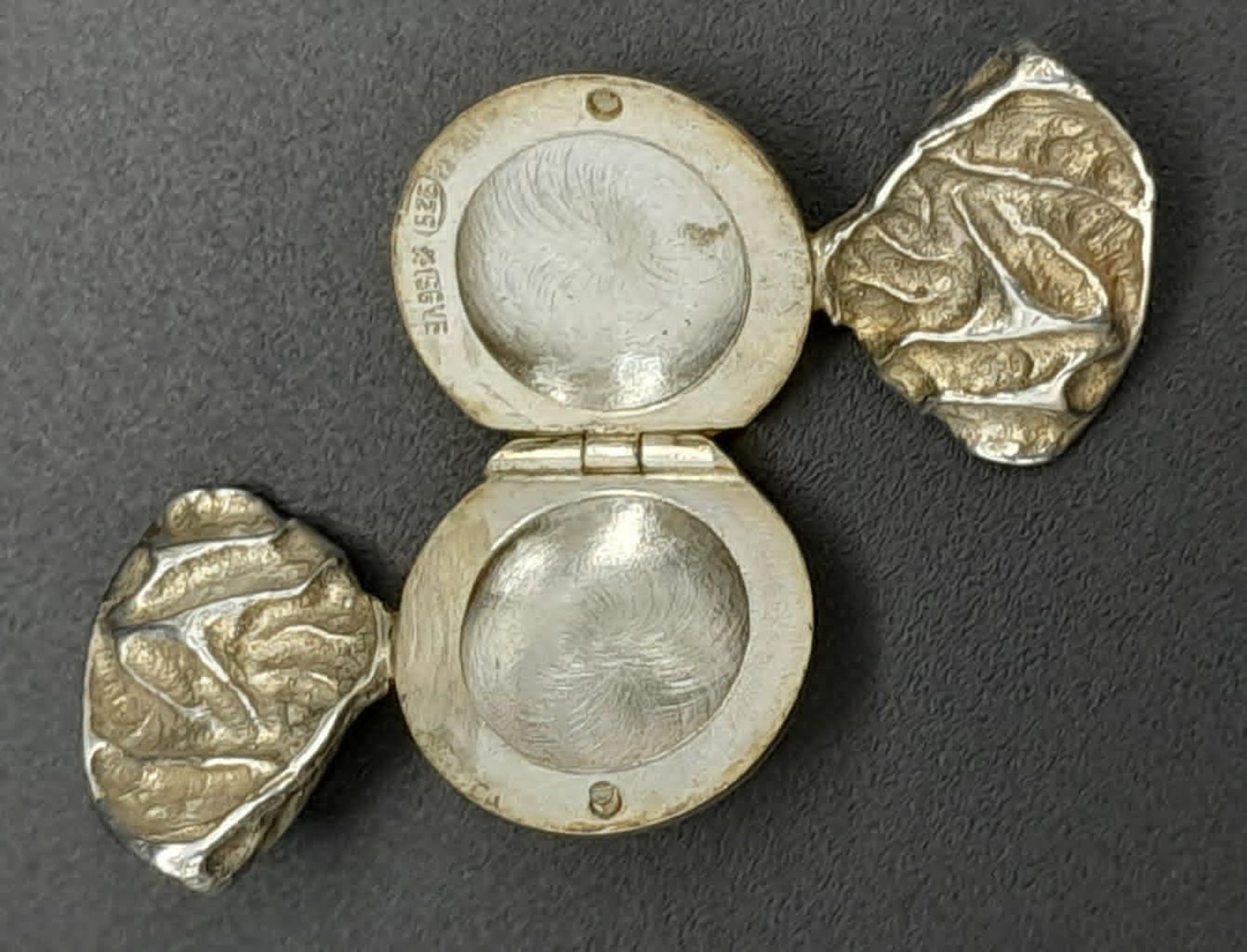 A Sterling Silver Small BonBon Shaped Pill Box. 4cm - Bild 2 aus 9