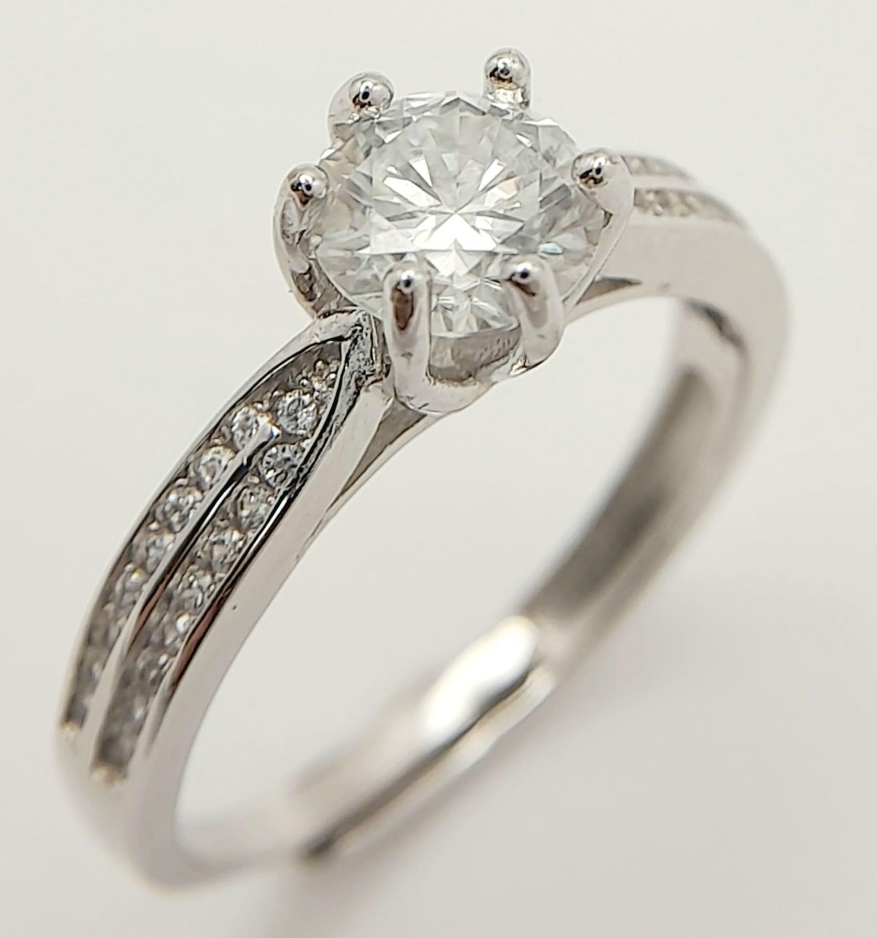 A sterling silver ring with a round cut moissanite (1 carat) and two bands of moissanites on each - Bild 4 aus 9