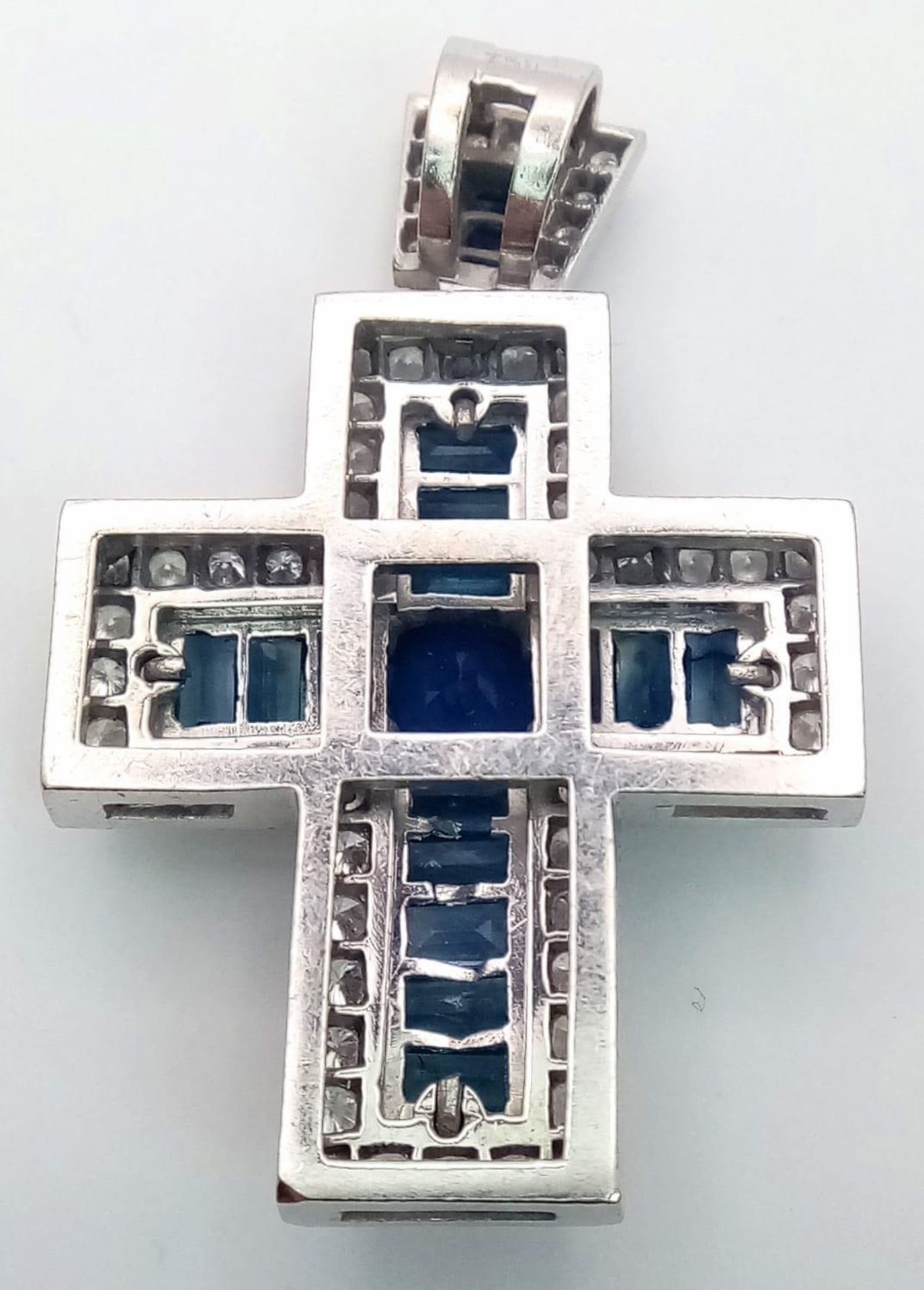 An 18 K white gold cross with blue baguette cut sapphires and round cut cubic zirconia, - Image 5 of 6