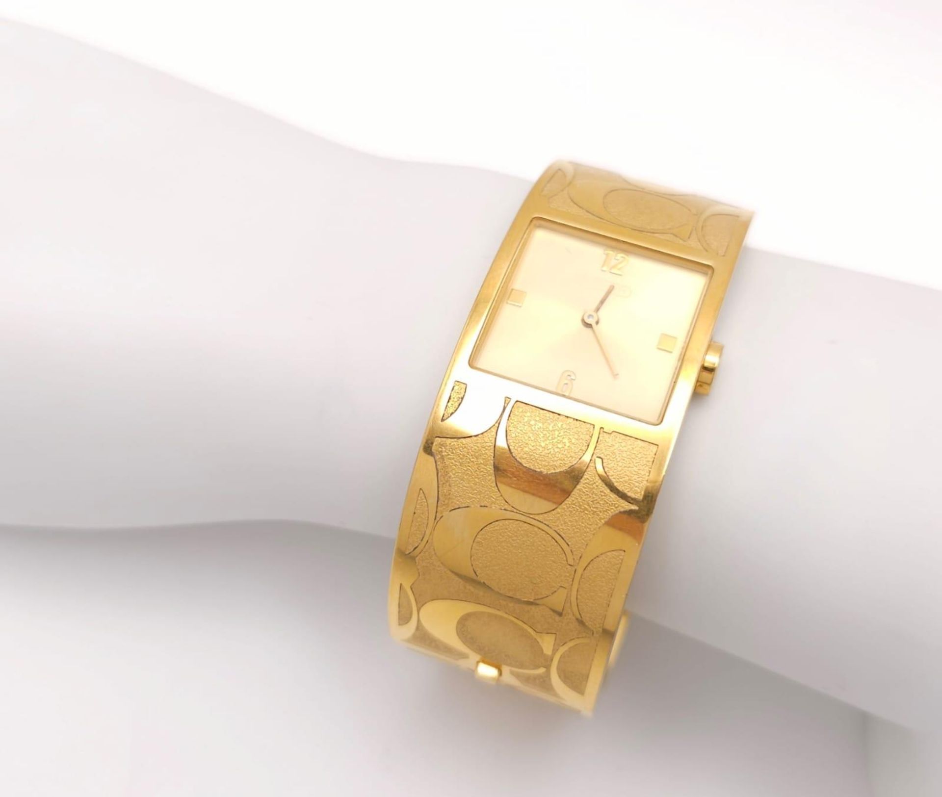 A CLIP BANGLE FASHION WATCH BY COACH , WITH QUARTZ MOVEMENT AND SQUARE GOLD TONE DIAL . COMES WITH - Bild 20 aus 24