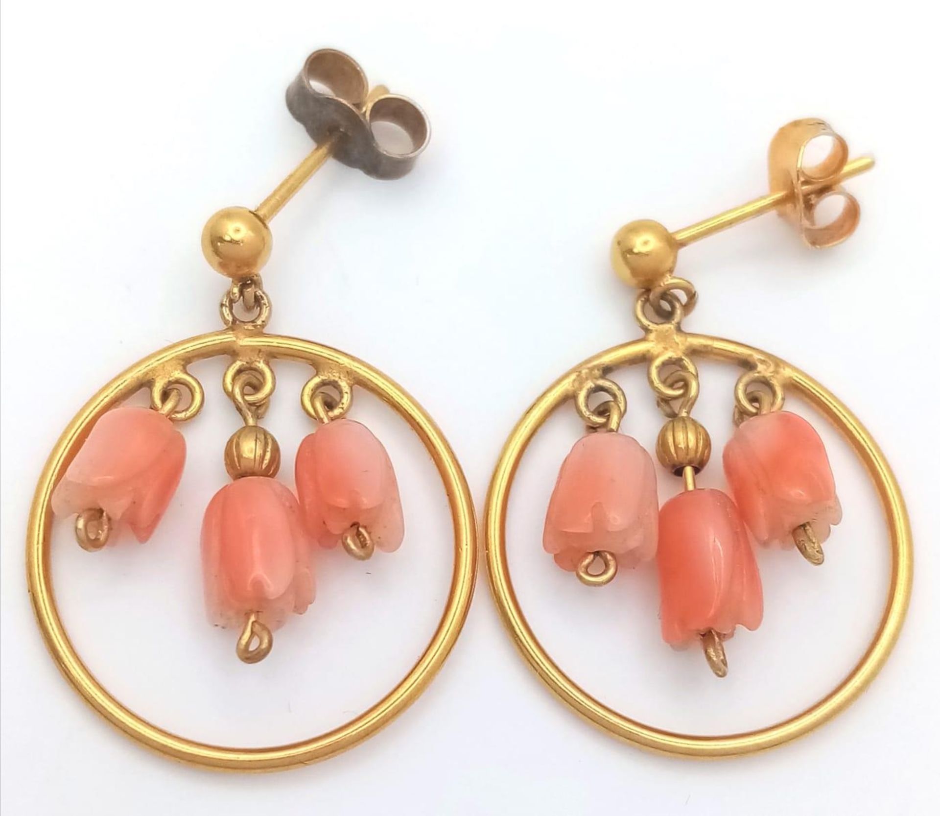 A VERY PRETTY PAIR OF 18K GOLD AND CORAL EARRINGS . 2.5gms - Image 2 of 5