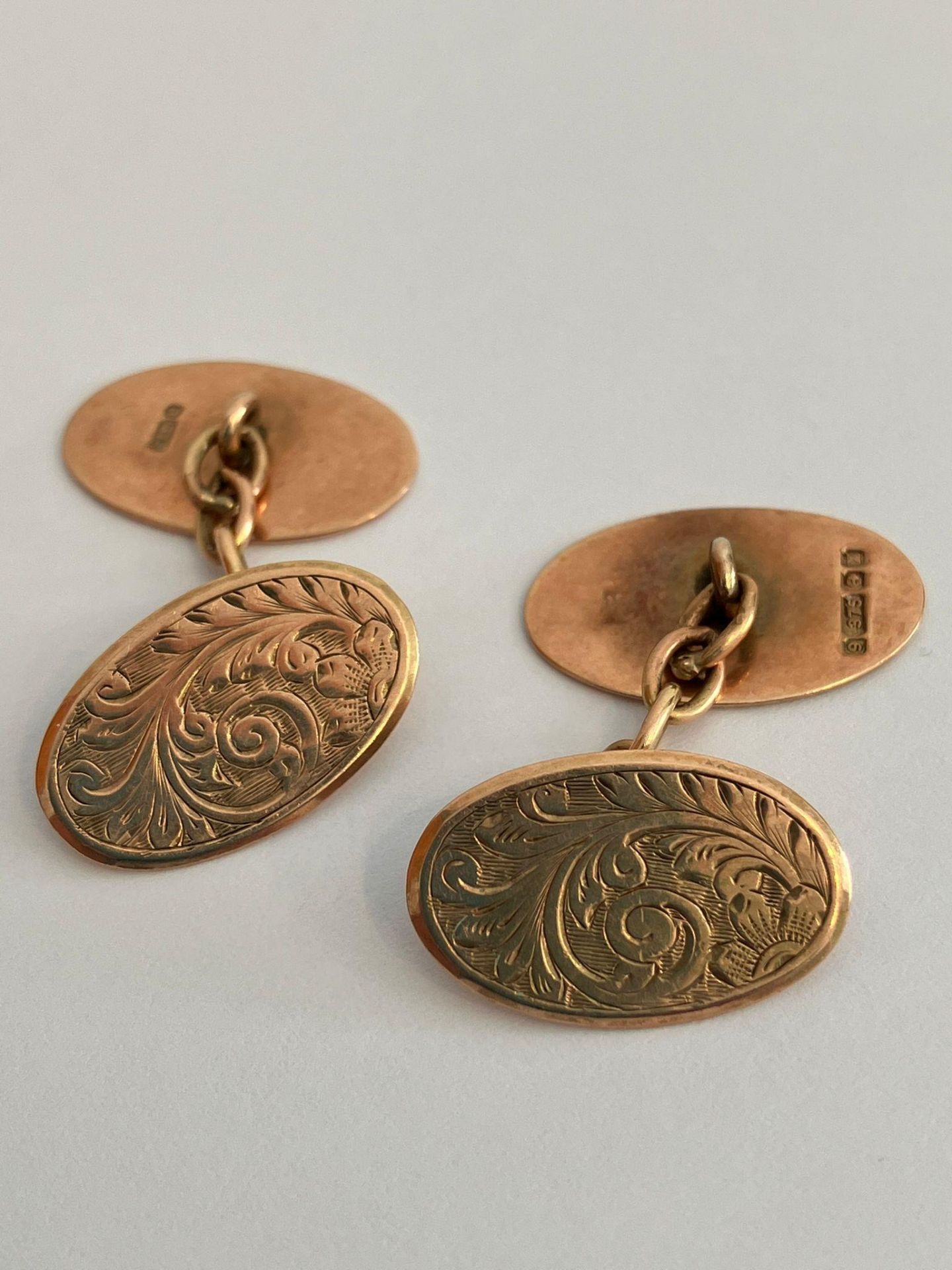 Vintage 9 carat GOLD CUFFLINKS. Chain linked with a lovely scroll and flower Design. Fully - Image 2 of 2