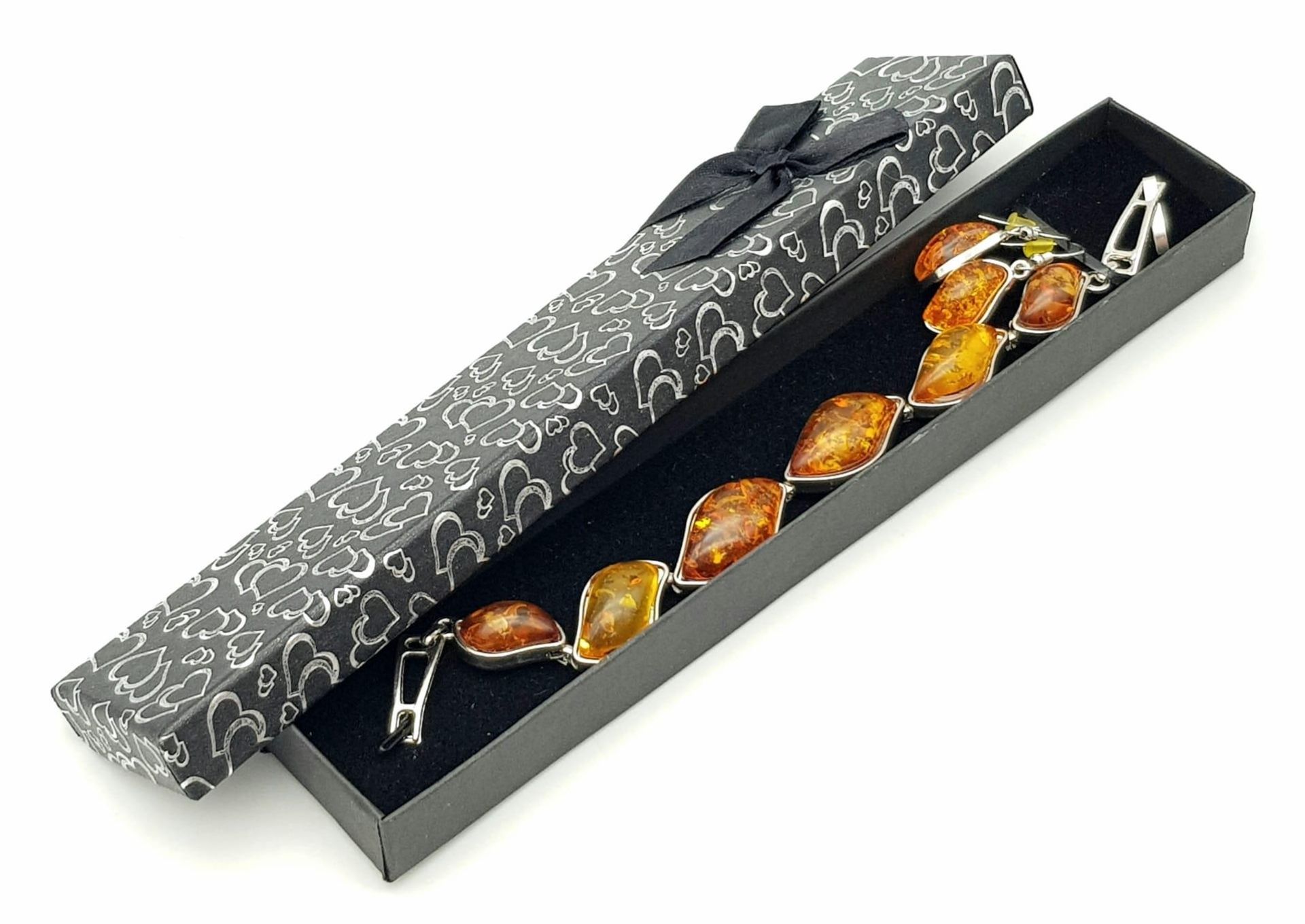 An amber bracelet with matching earrings set in a presentation box, bracelet length: 20 cm, earrings - Bild 10 aus 12