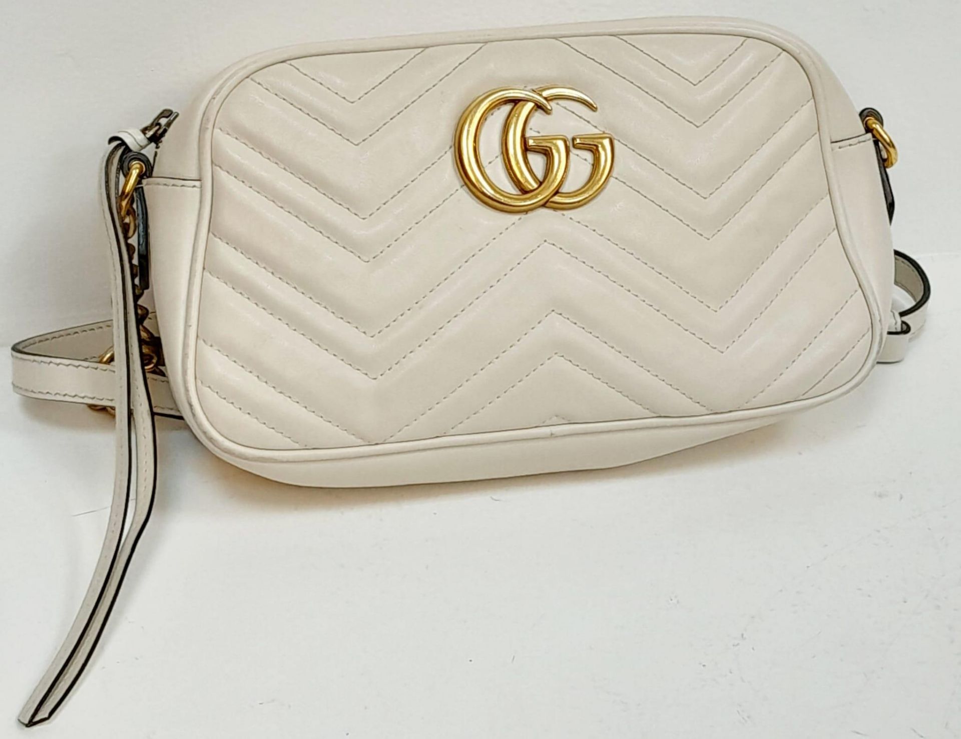 A Gucci Ivory GG Marmont Cross Body Bag. Quilted leather exterior with gold-toned hardware, chain - Bild 2 aus 10
