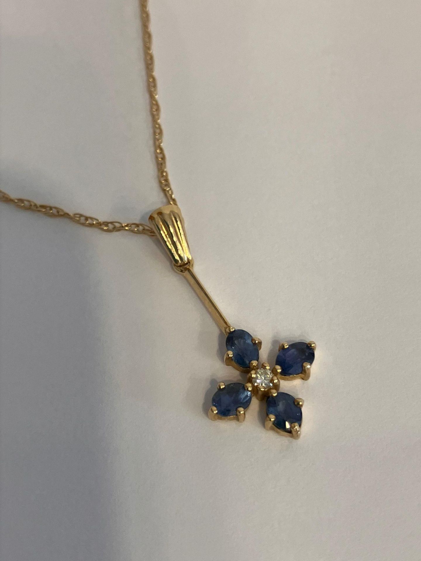 9 carat GOLD, SAPPHIRE & DIAMOND PENDANT mounted on a 9 carat GOLD CHAIN NECKLACE. Chain x 46 cm. - Image 4 of 4