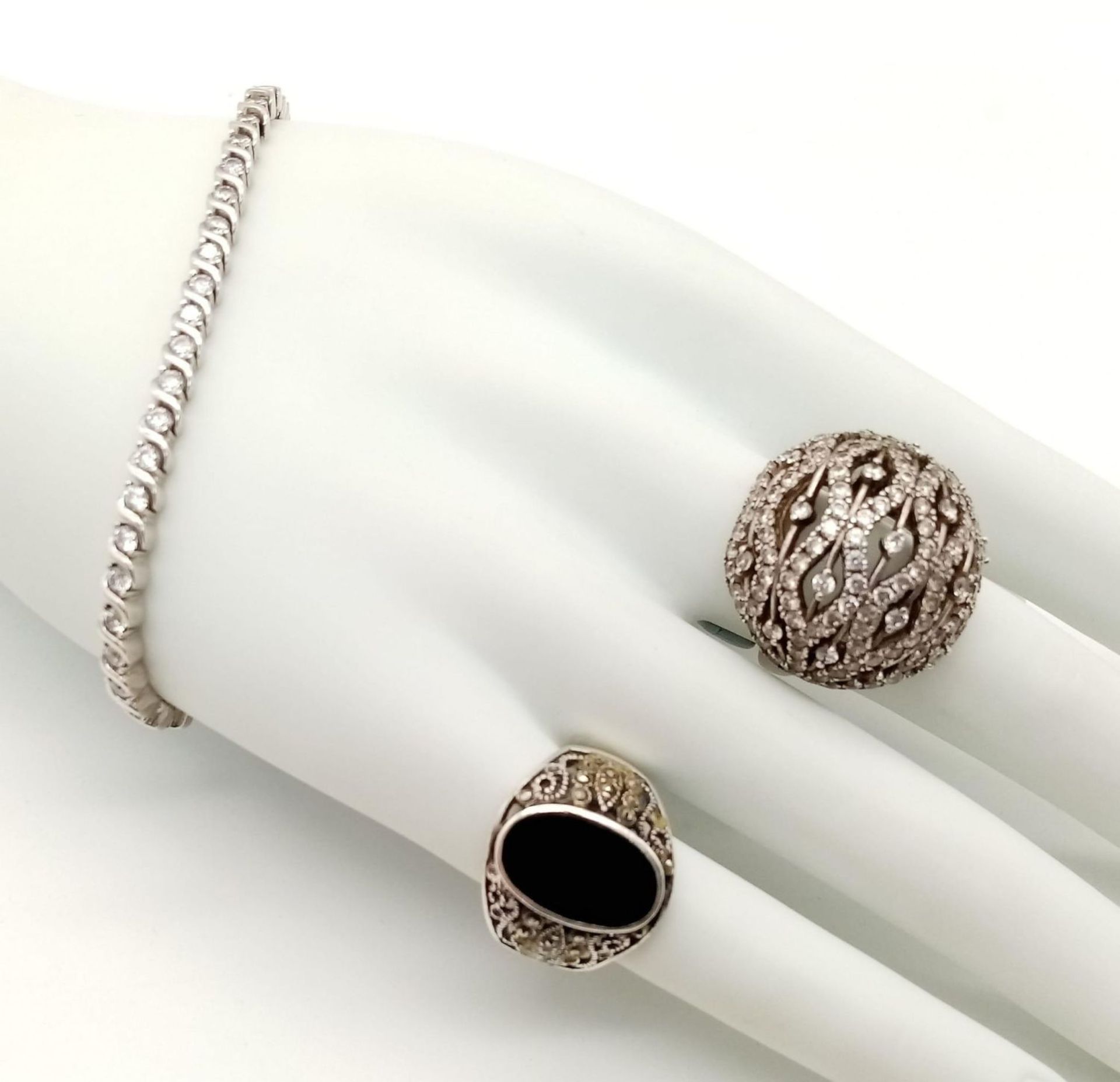 3 X STERLING SILVER ITEMS TO INCLUDE: A STONE SET TENNIS BRACELET, A STONE SET BUBBLE RING SIZE P - Bild 3 aus 14