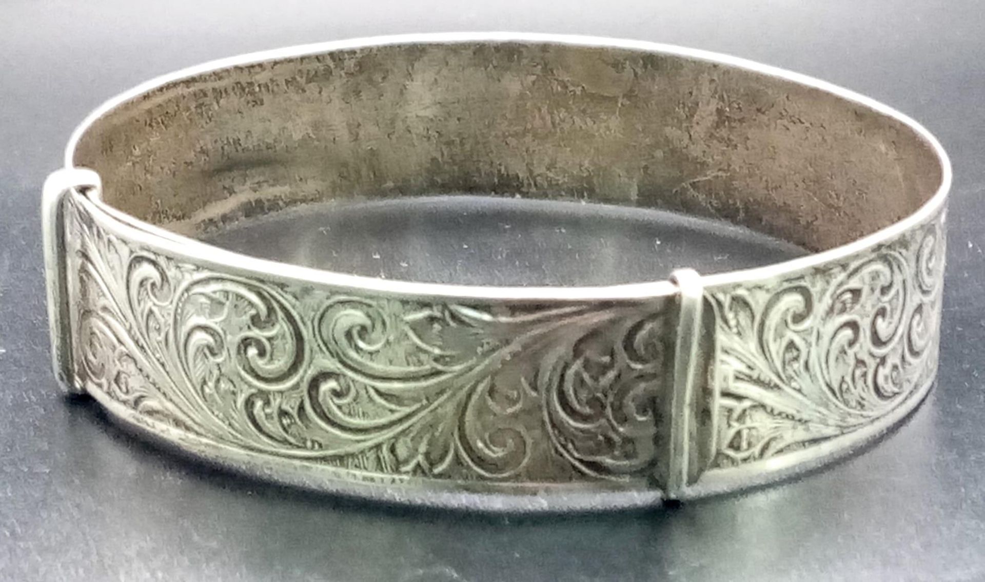 A vintage sterling silver adjustable bangle with fabulous engravings. Come with full London - Bild 2 aus 6