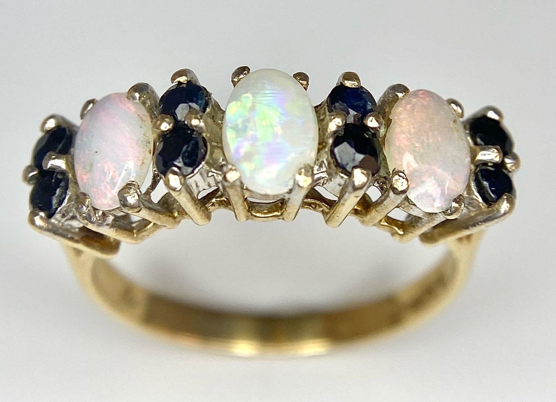 A Vintage 9K Yellow Gold Opal and Sapphire Ring. Size N. 2.7g - Bild 3 aus 8