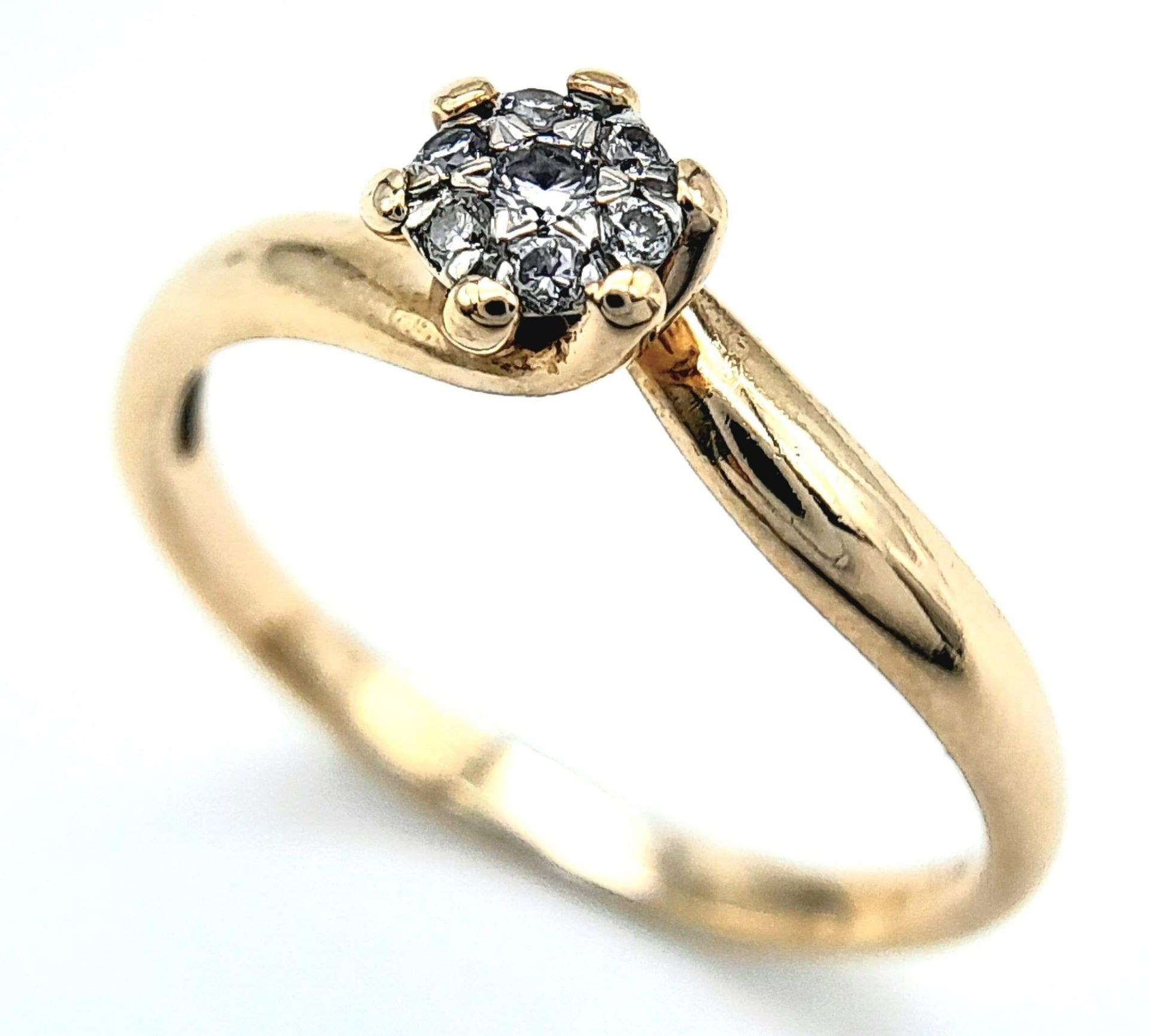 An 18K Yellow Gold Diamond Cluster Ring. Size O, 2.7g total weight. Ref:8456 - Image 4 of 11