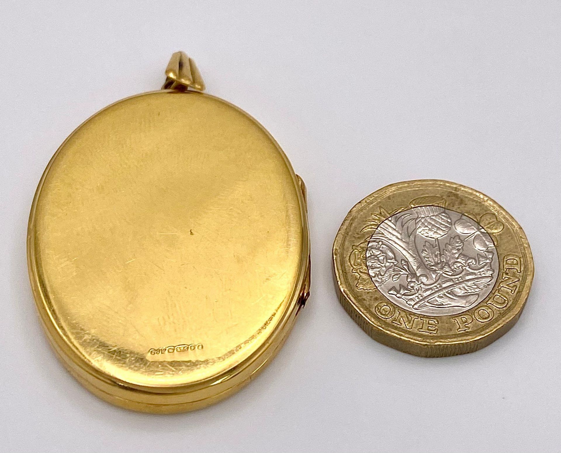A Large Vintage 9K Yellow Gold Locket Pendant. Classic floral decoration in an oval shape. 6cm. 16. - Bild 5 aus 6