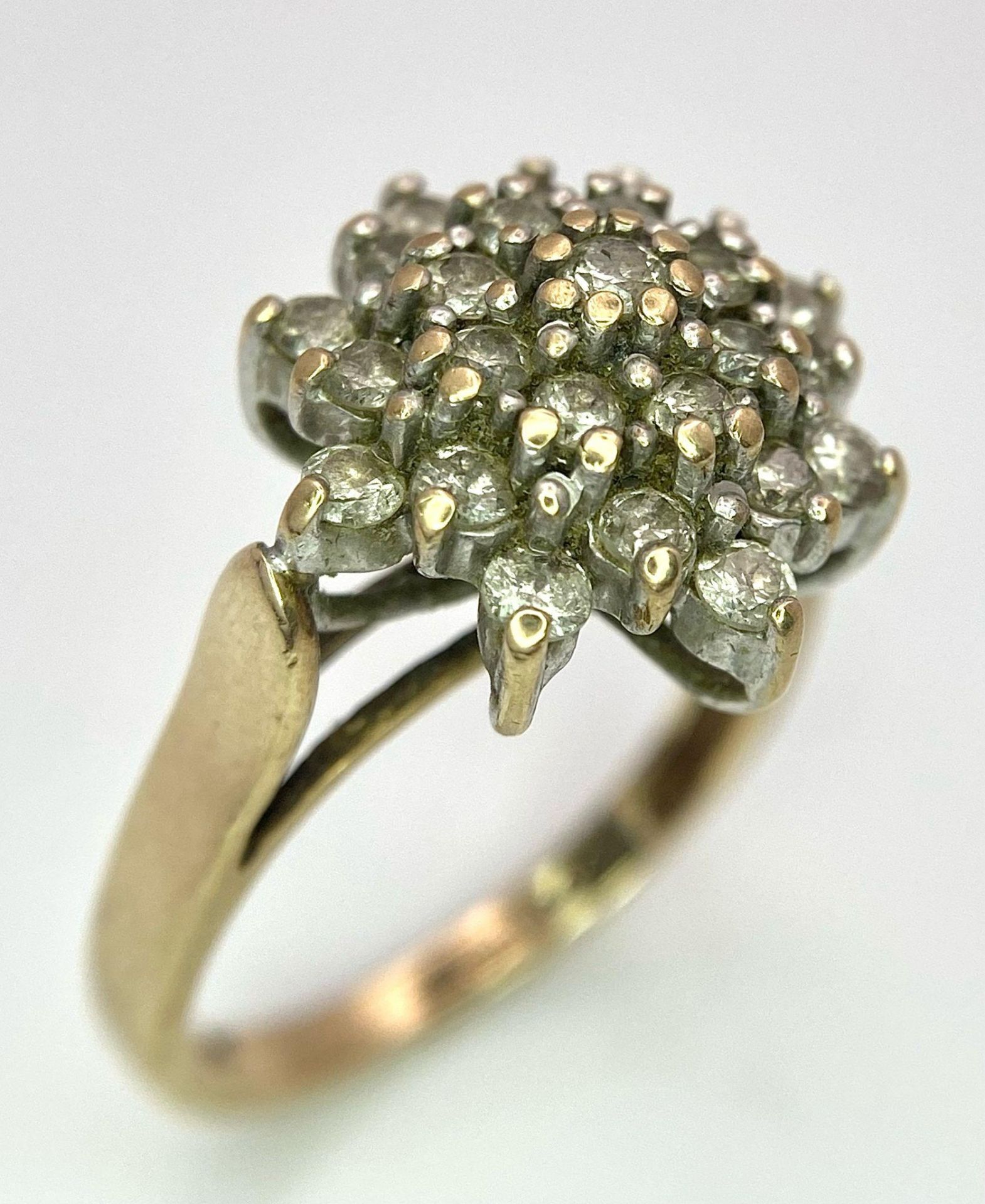 A 9K GOLD DIAMOND CLUSTER RING . 5gms size O - Bild 2 aus 5