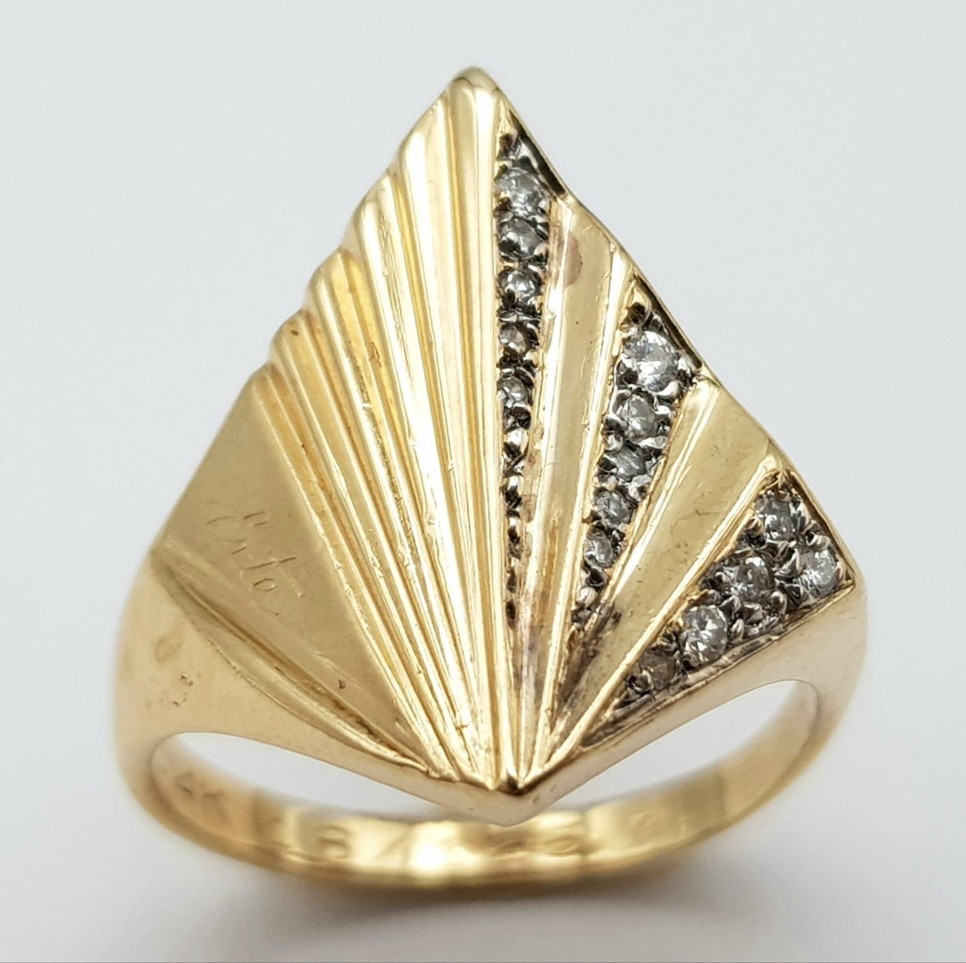 A 14K YELLOW GOLD ART DECO STYLE DIAMOND SET RING. 4.1G. SIZE M. - Image 2 of 6