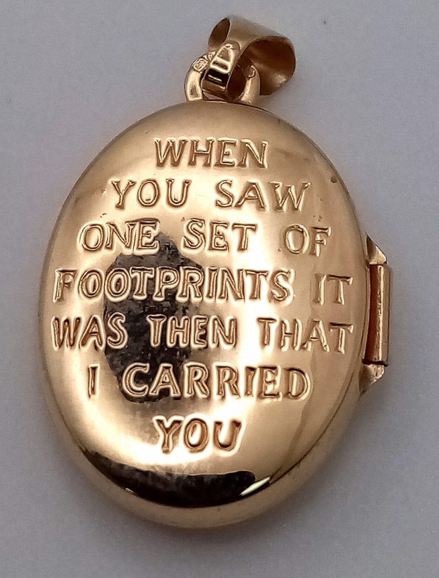 A 9K Yellow Gold Footprint Locket Pendant. 2.5cm. 1.2g weight. - Bild 2 aus 4