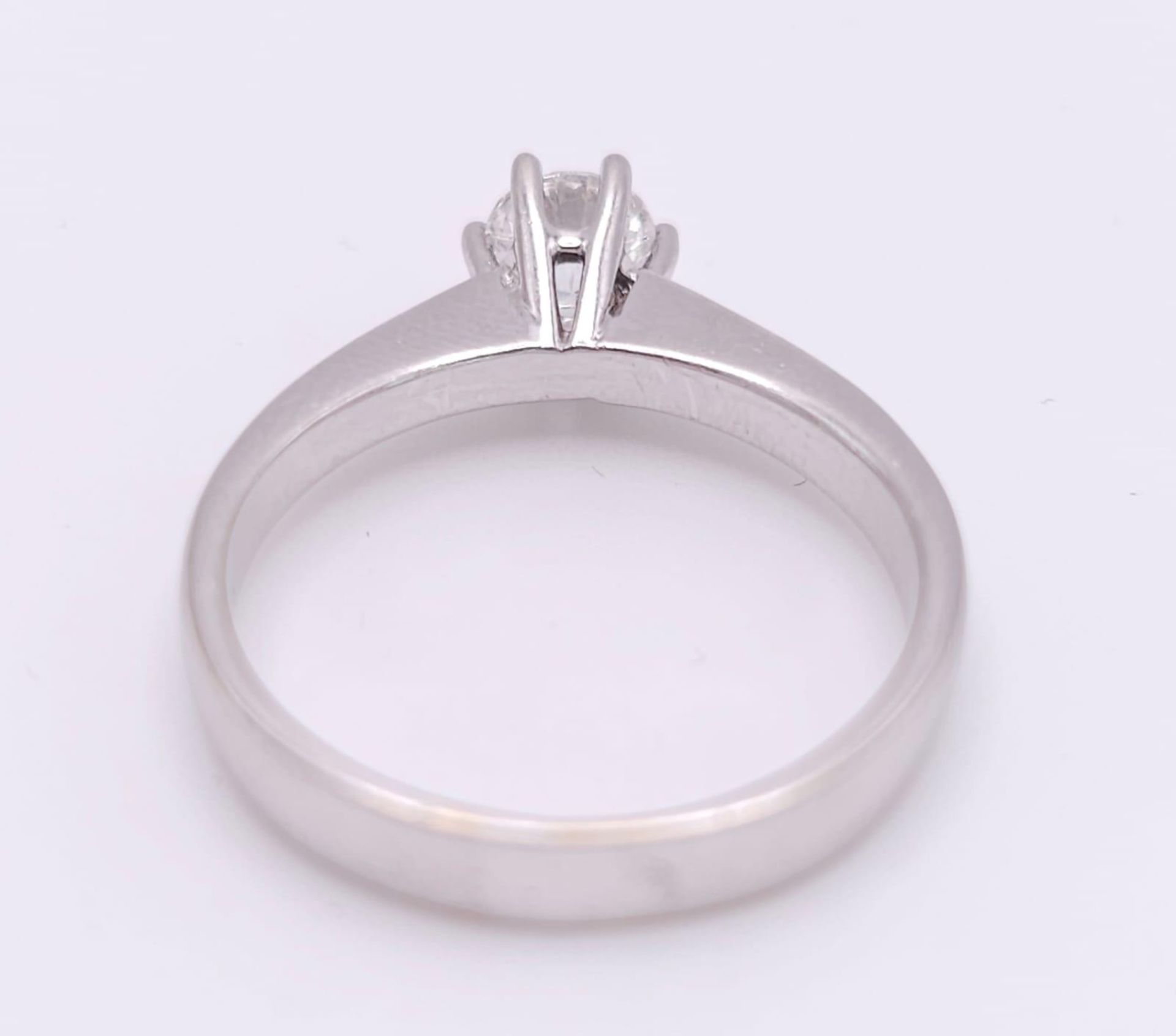 AN 18K WHITE GOLD DIAMOND SOLITAIRE RING - 0.50CT. 6 CLAW SETTING. 3.9G. SIZE N - Bild 4 aus 7