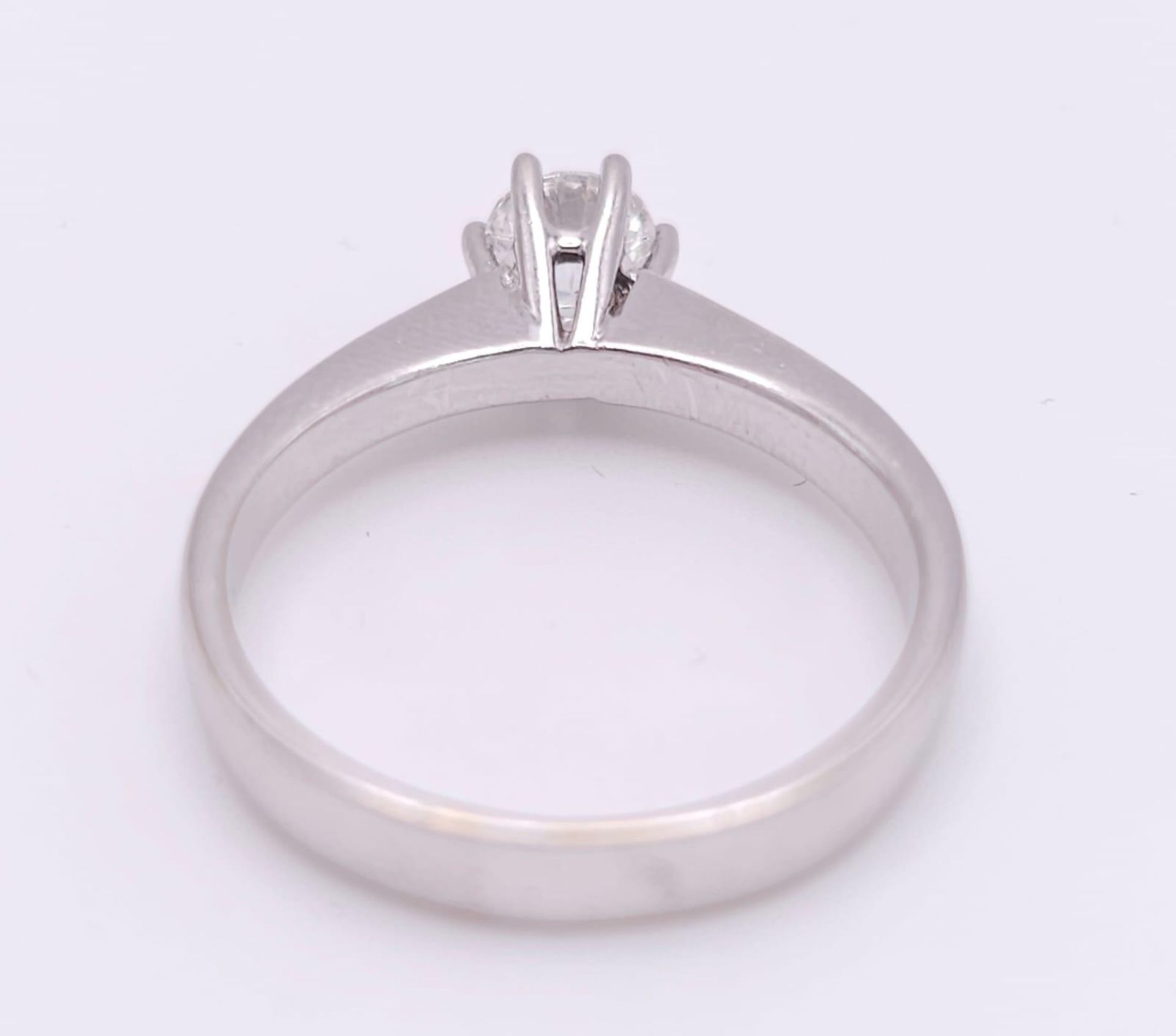 AN 18K WHITE GOLD DIAMOND SOLITAIRE RING - 0.50CT. 6 CLAW SETTING. 3.9G. SIZE N - Image 4 of 7