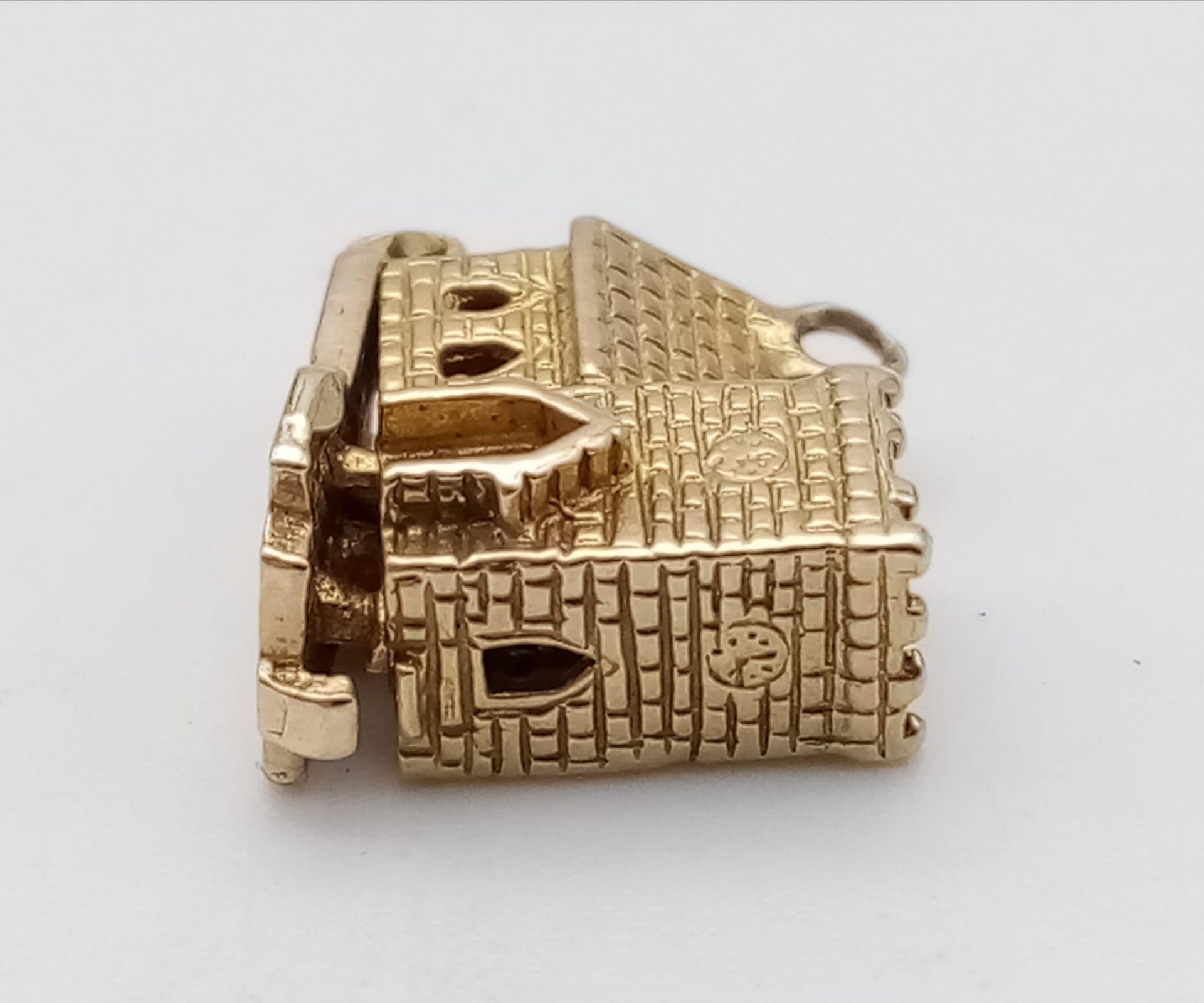 A 9K Yellow Gold Church Pendant/Charm, opens to reveal a wedding ceremony, 10mm. 2g - Image 3 of 5