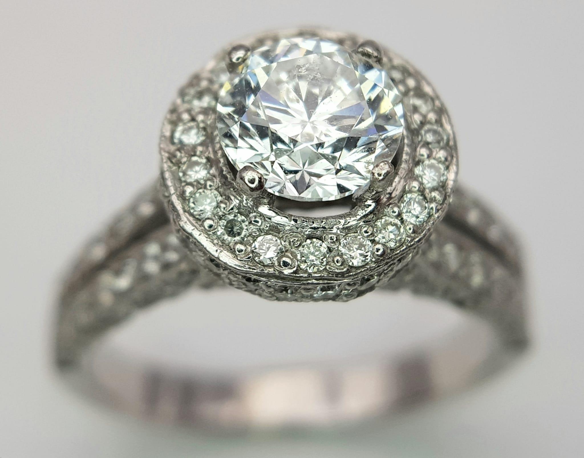 An 18 K white gold ring with a brilliant cut diamond (1.01 carats) surrounded by diamonds on the top - Image 16 of 22