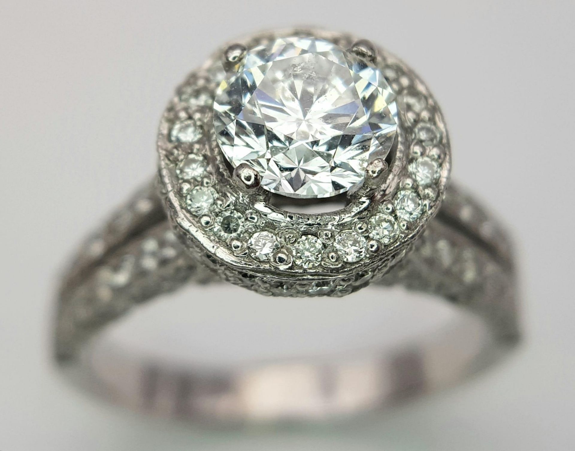 An 18 K white gold ring with a brilliant cut diamond (1.01 carats) surrounded by diamonds on the top - Bild 16 aus 22