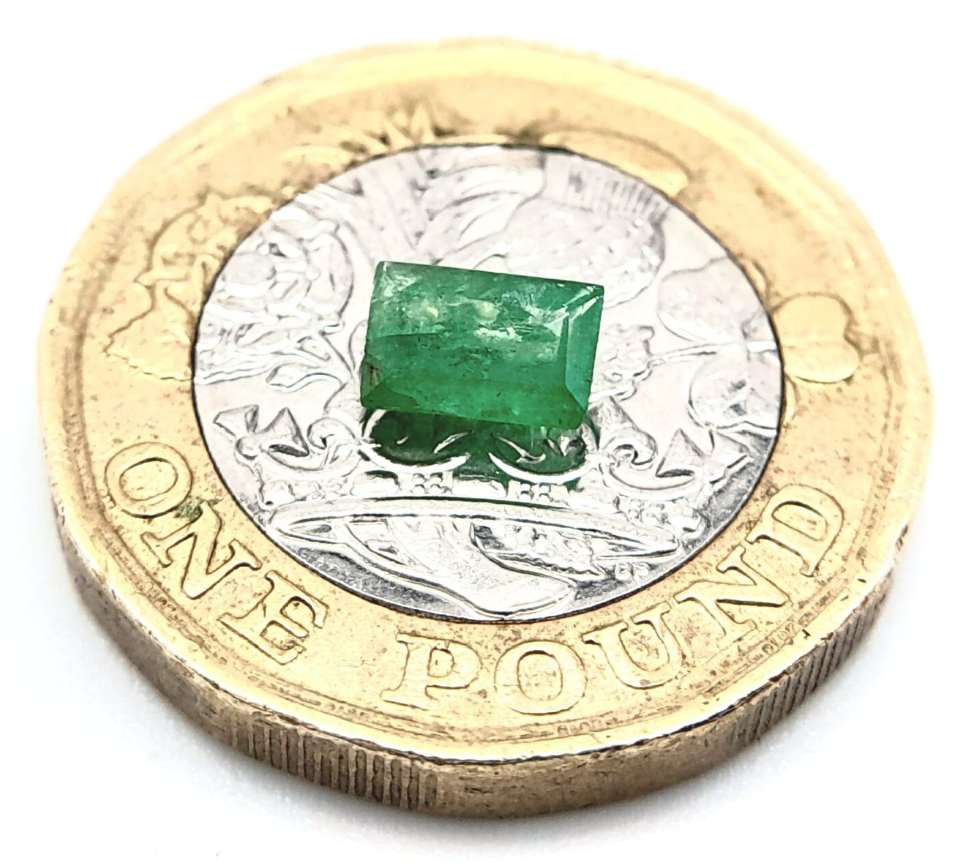 A 0.51ct Zambian Emerald Gemstone, Rectangle shape. Comes with the GFCO Swiss certificate. ref: ZK - Image 3 of 4