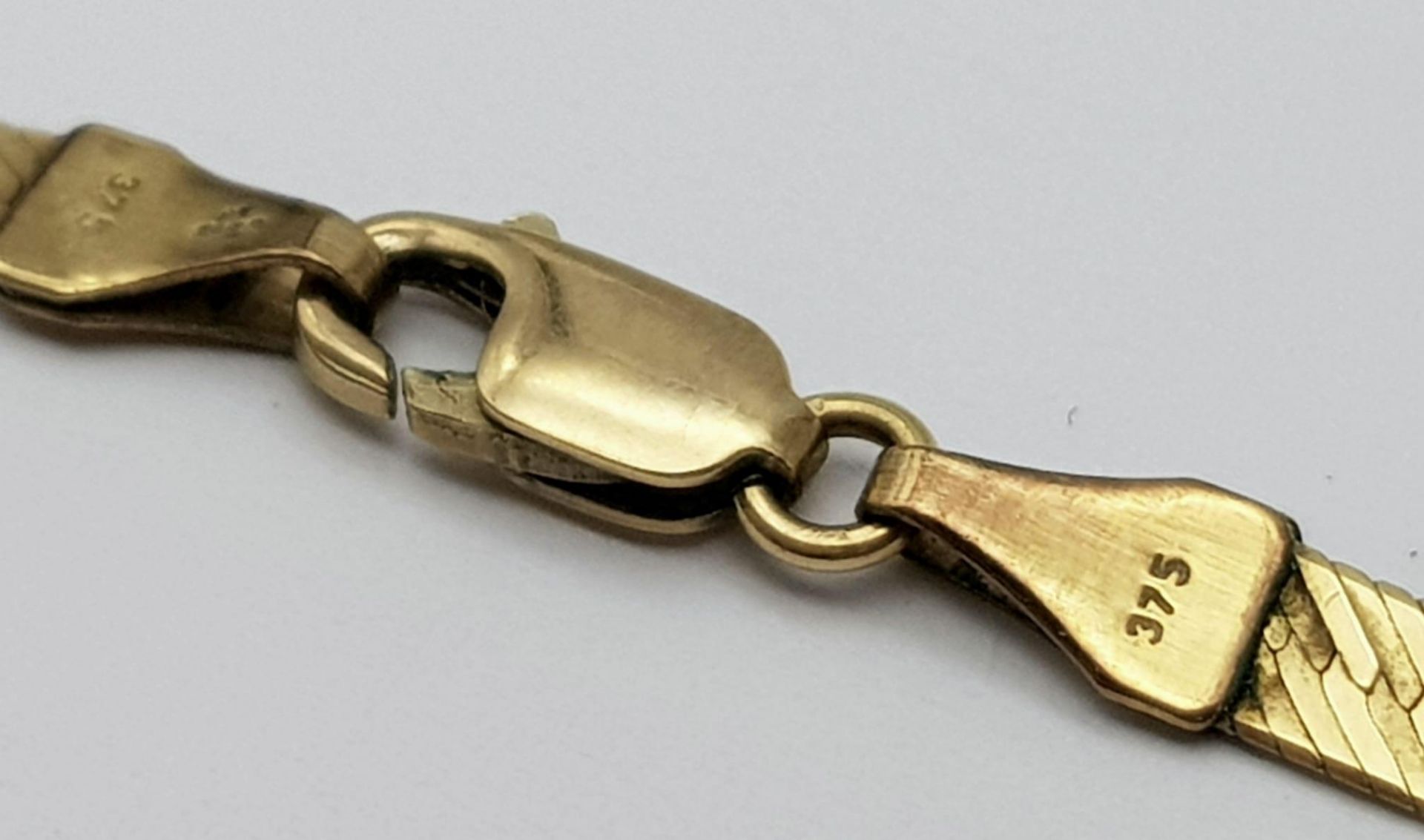 An Italian 9K Yellow Gold Herringbone Necklace. 40cm. 4.6g weight. - Image 5 of 5