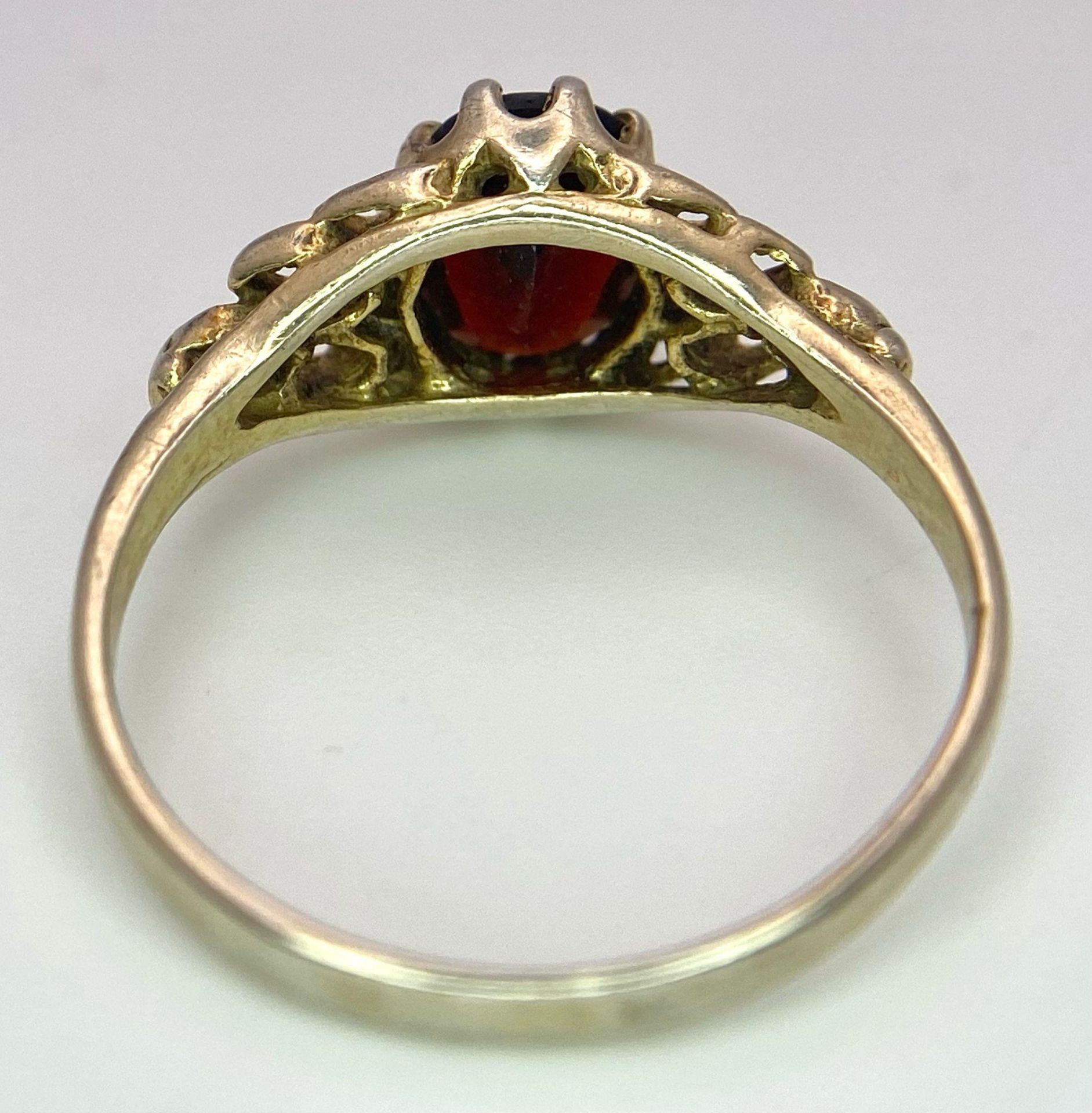 A 9K GOLD RING WITH GARNET CENTRE STONE . 2.1gms size O - Bild 9 aus 13