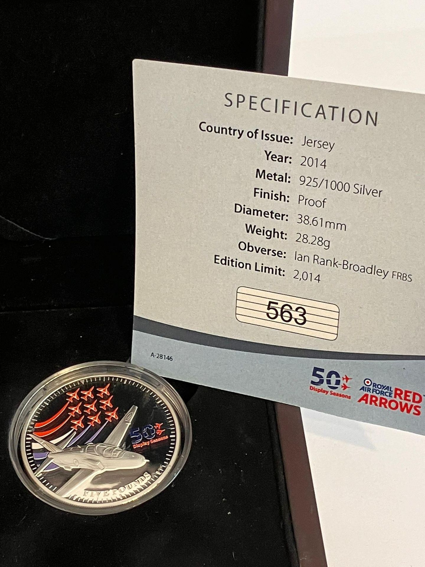 SILVER PROOF FIVE POUND COIN Minted in 2014 to celebrate 50 years of the RAF RED ARROWS TEAM. - Bild 2 aus 5