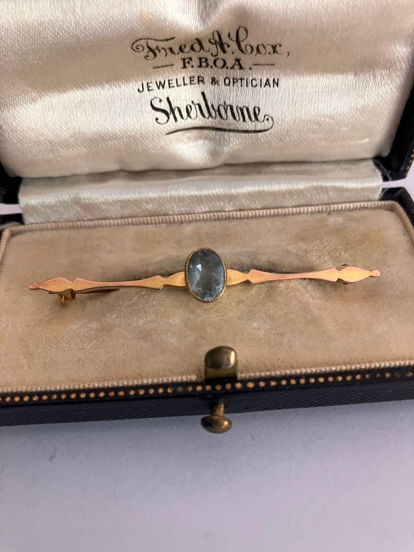 Vintage 9 carat GOLD and BLUE TOPAZ BAR BROOCH. Complete with original vintage case. 1.9 grams. - Bild 3 aus 4