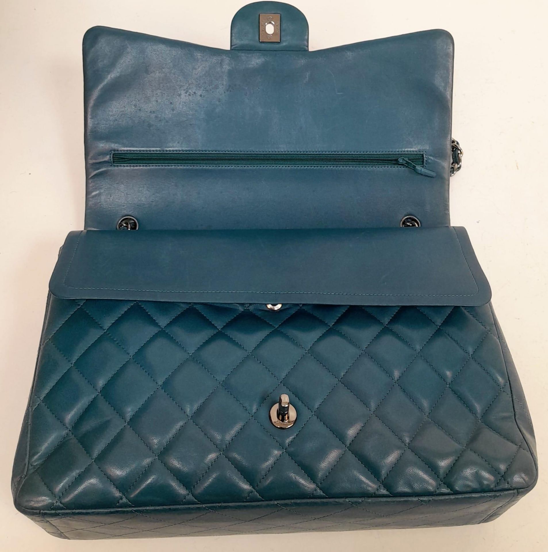 A Chanel Teal Jumbo Classic Double Flap Bag. Quilted leather exterior with silver-toned hardware, - Bild 13 aus 14