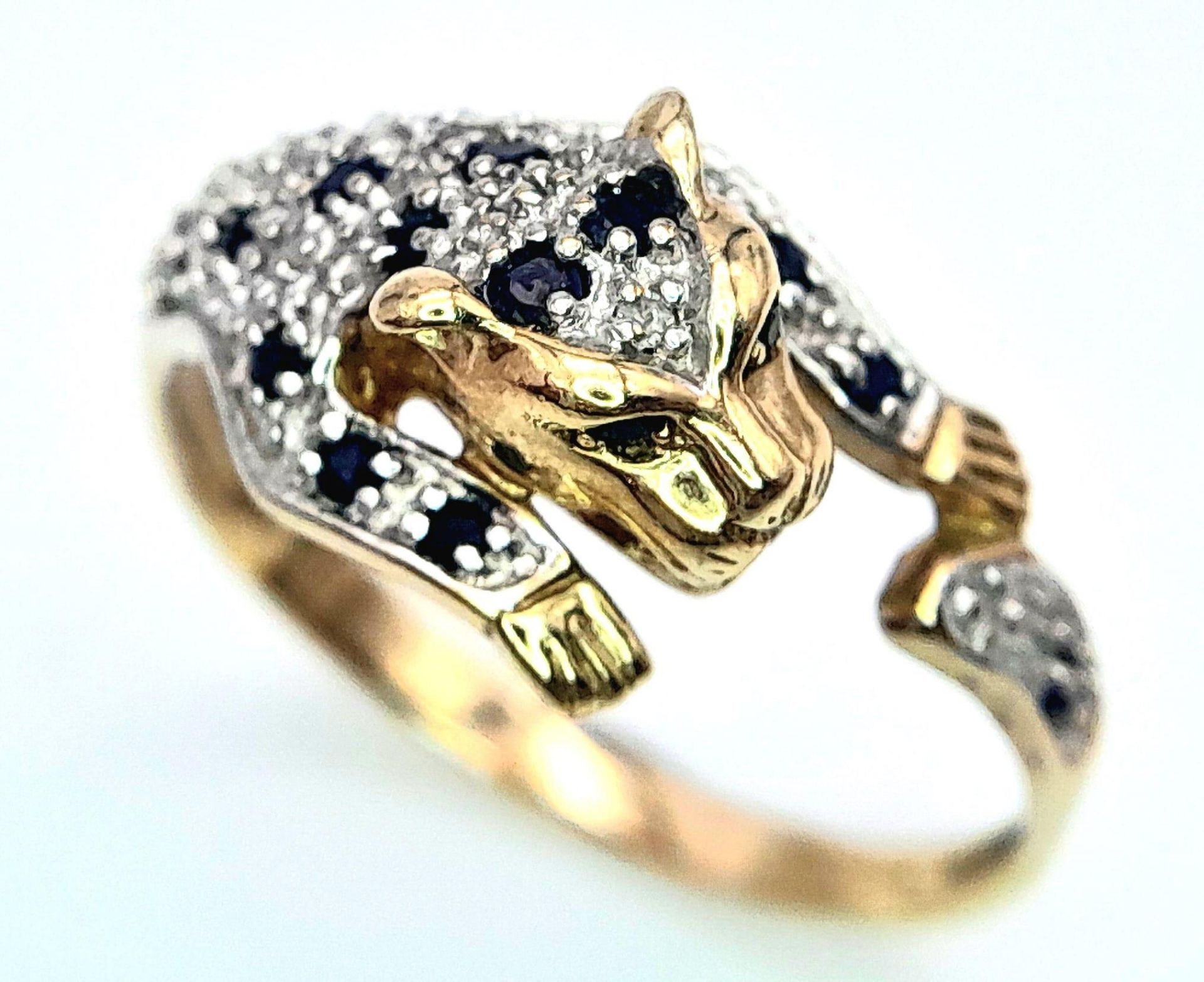 A 9K YELLOW GOLD DIAMOND & SAPPHIRE SET PANTHER RING. 3.2G. SIZE U - Bild 3 aus 6