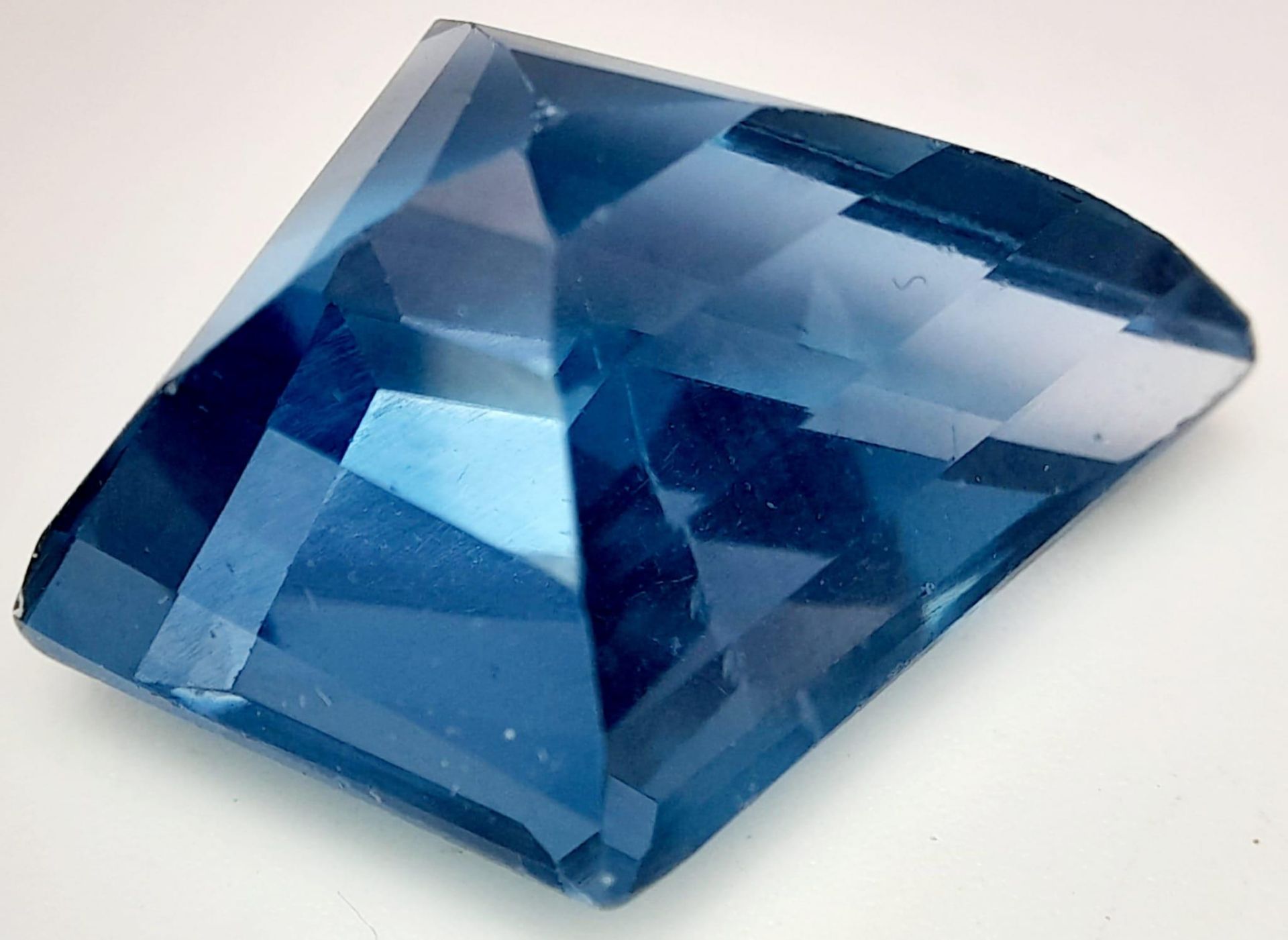 A 22ct Ice Blue Apatite Gemstone. Diamond shaped cut. No visible marks or inclusions. No certificate - Bild 2 aus 6