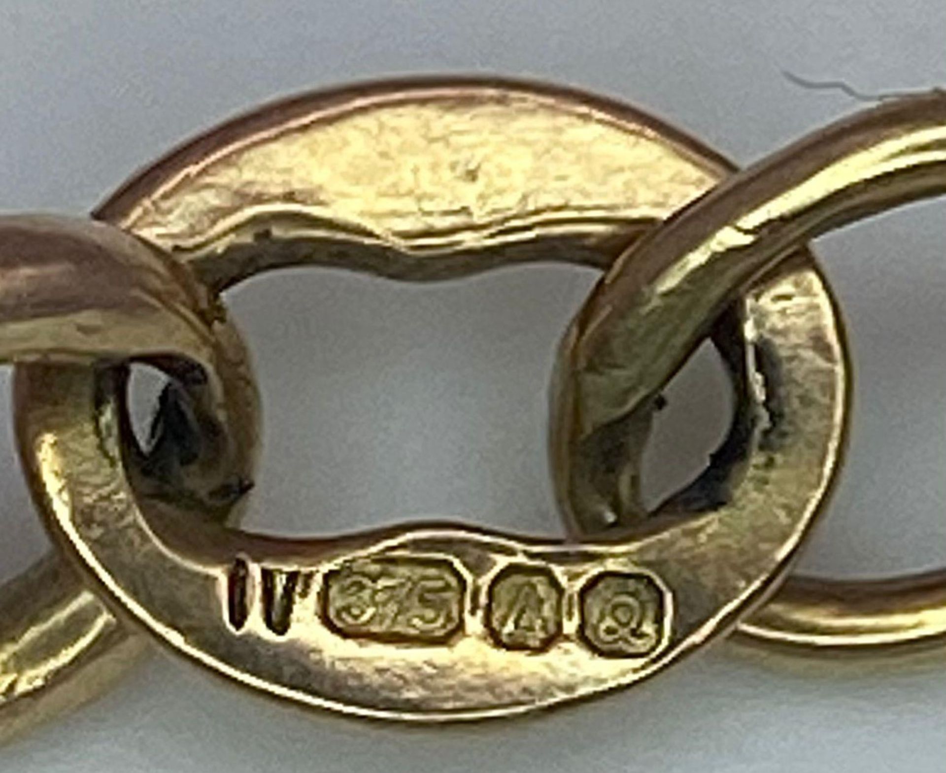 An 18K Yellow Gold Flat Curb Link Bracelet. 19cm. 4.25g weight. - Bild 6 aus 6