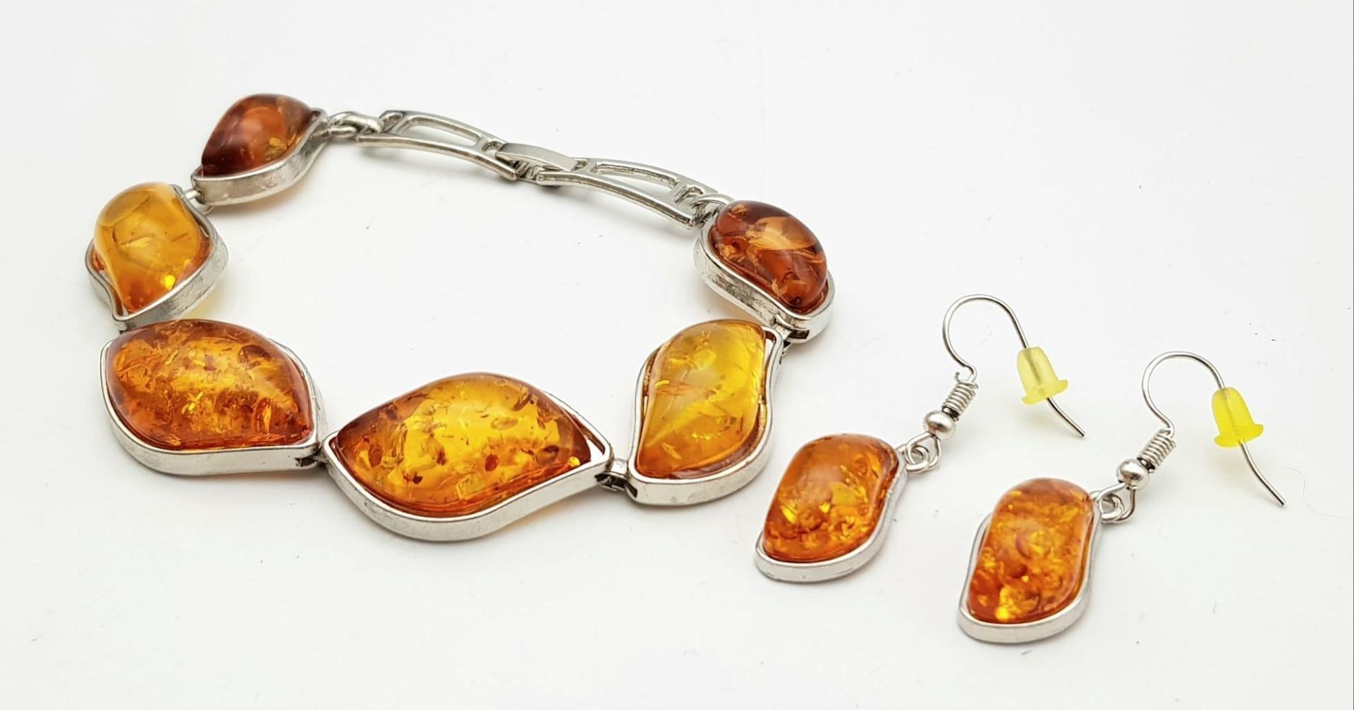 An amber bracelet with matching earrings set in a presentation box, bracelet length: 20 cm, earrings