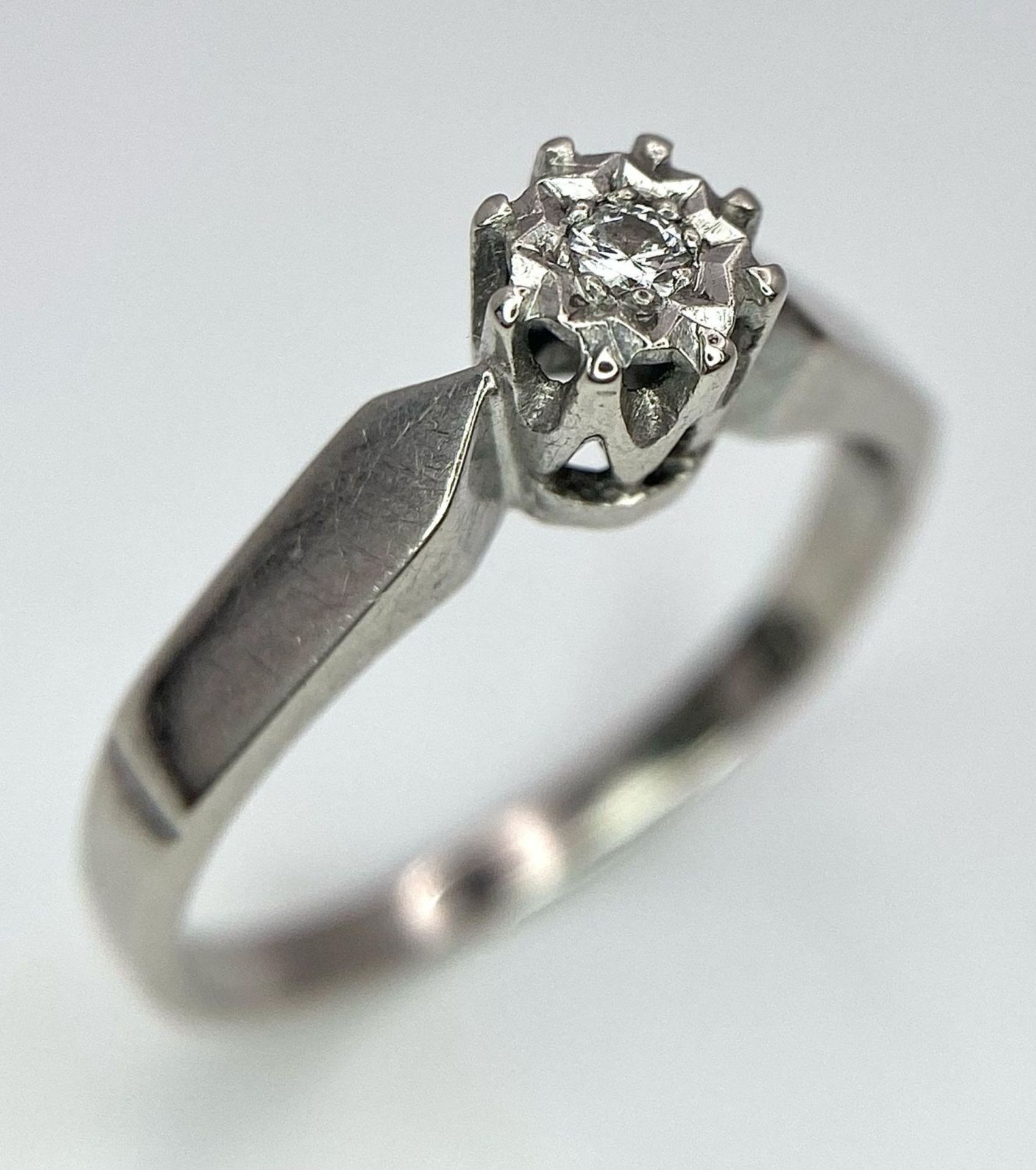 An 18K White Gold Diamond Solitaire Ring. Size M. 2.61g - Bild 2 aus 6