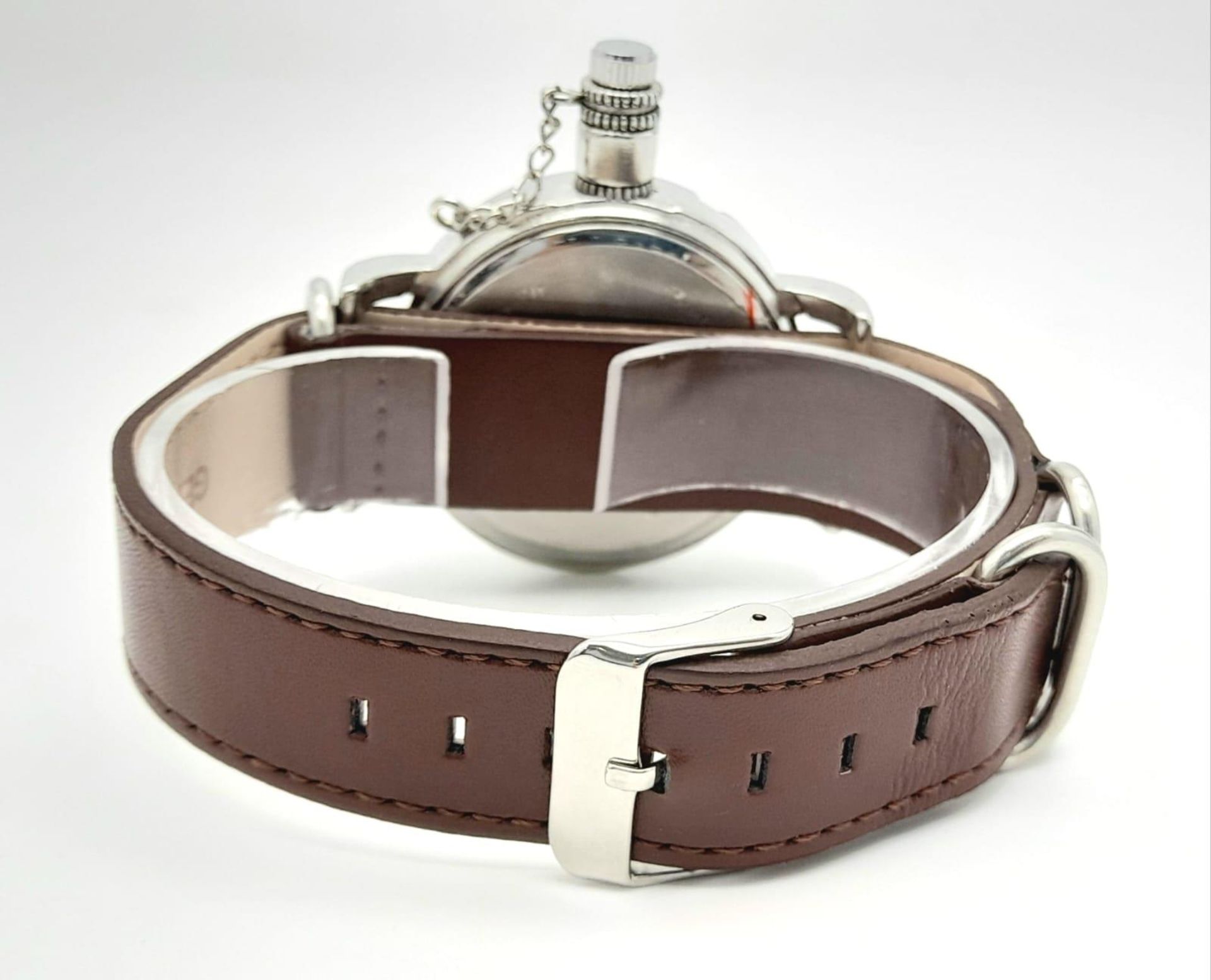 A Men’s Military UK Navy designed Divers Homage Watch on Leather Strap. 40mm Case Size. Full Working - Image 6 of 10