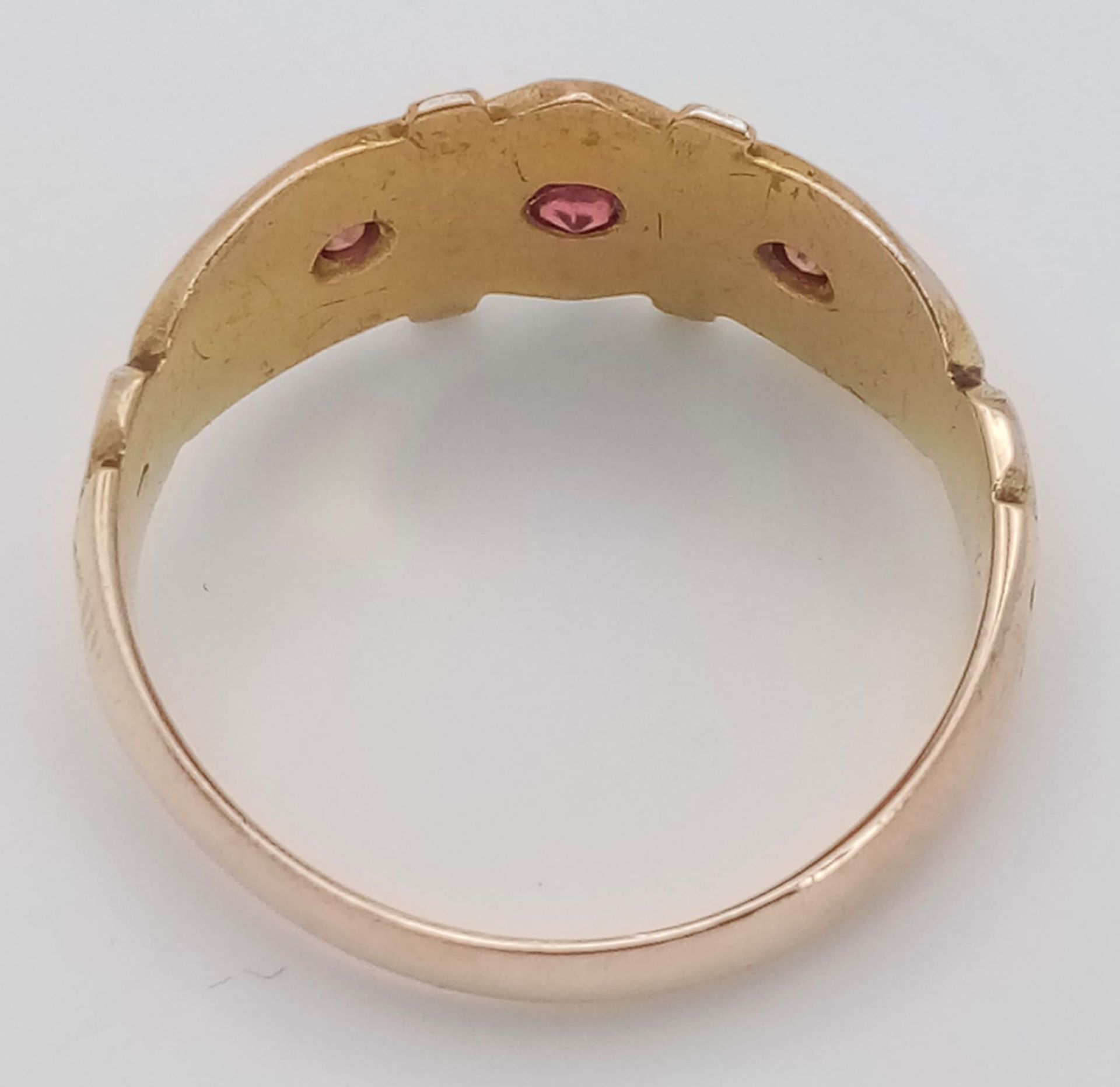 AN ANTIQUE 15K YELLOW GOLD ANTIQUE DIAMOND & RUBY RING. 3G. SIZE L. HALLMARKED CHESTER 1904. - Bild 3 aus 4