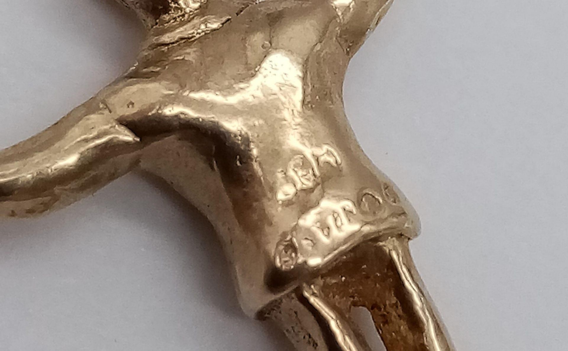 A 9K Yellow Gold UK Traffic Bobby. 25mm. 1.72g - Image 3 of 4