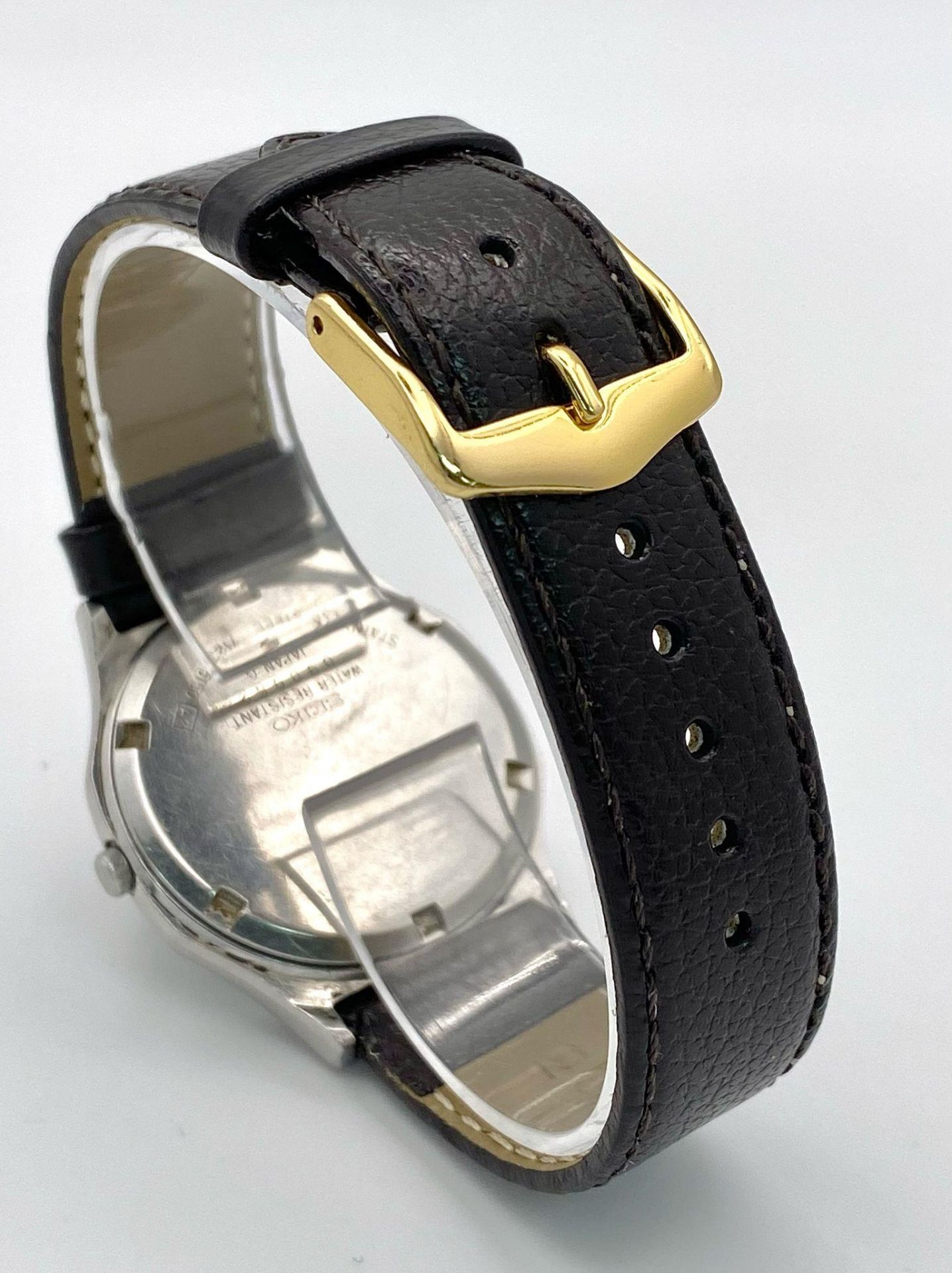 A Vintage Seiko Quartz Watch. Black leather strap. Octagonal case - 36mm. Grey dial with day/date - Image 5 of 7